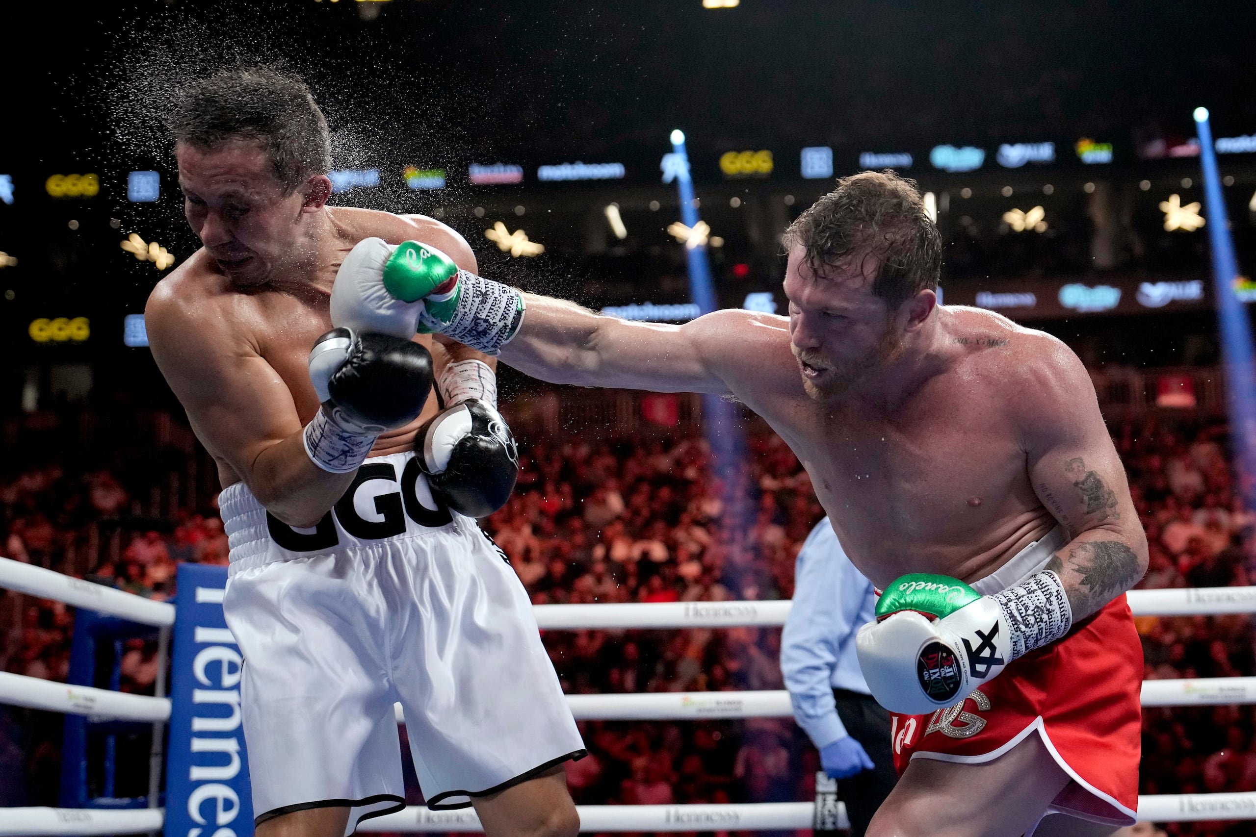 Saúl 'Canelo' Álvarez, a la derecha, conecta a Gennady Golovkin con una larga derecha durante el combate del sábado en Las Vegas en la que el mexicano salió victorioso mediante decisión unánime.