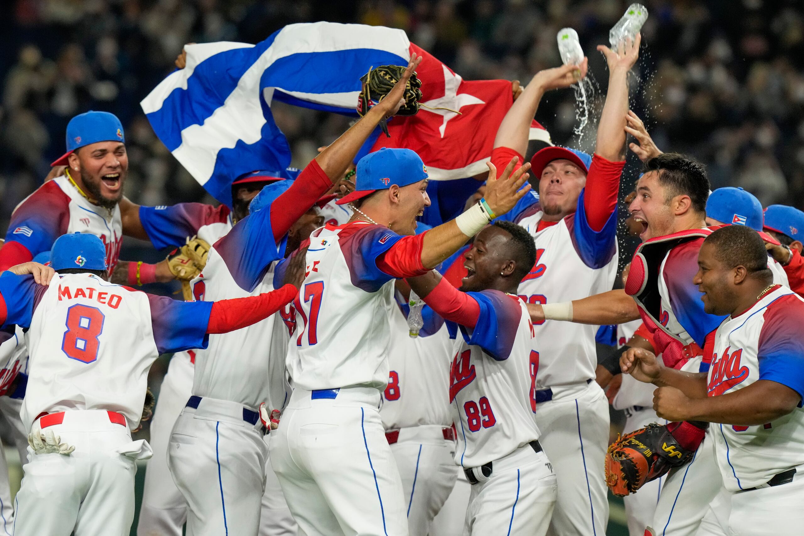 Los jugadores de Cuba celebran la victoria 4-3 ante Australia en los cuartos de final del Clásico Mundial de Béisbol, hoy, miércoles 15 de marzo de 2023, en Tokio.