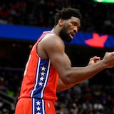 Embiid brilla y los 76ers superan a los Wizards