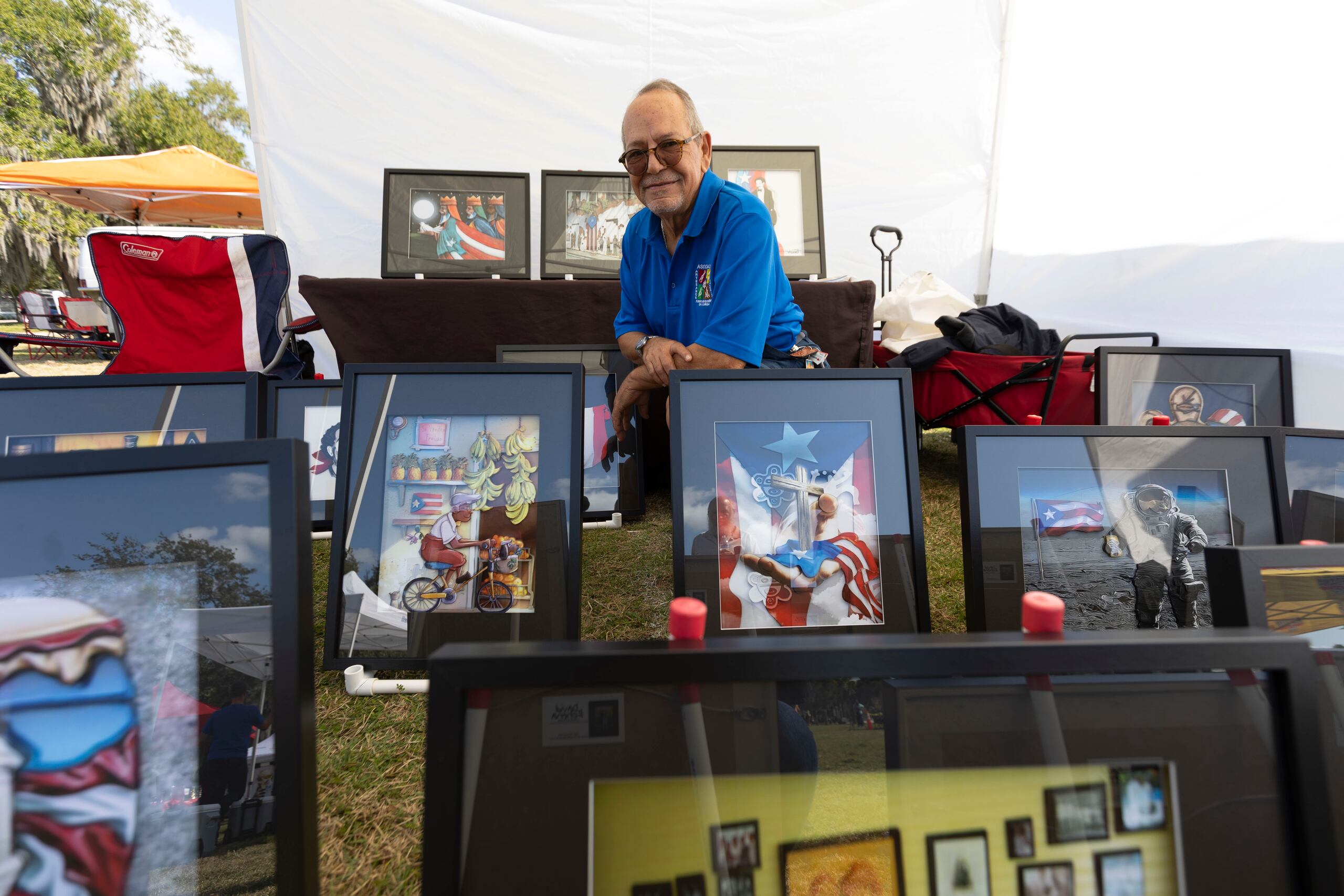 David Rohena se dedica a la confección de obras de arte tridimensionales con estampas de Puerto Rico.

