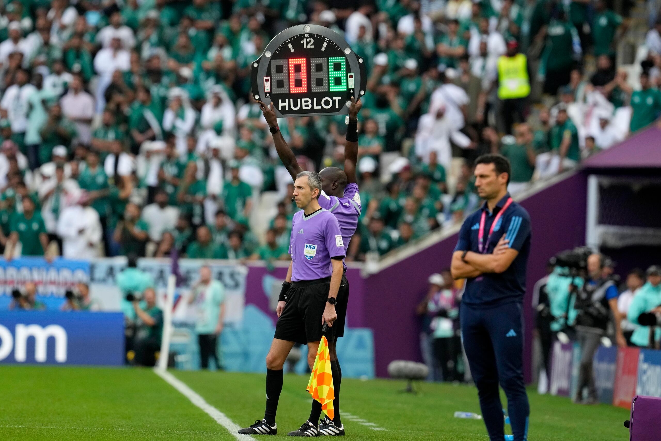 En foto del martes 22 de noviembre del 2022, el árbitro asistente muestra los ocho minutos de tiempo añadido en el encuentro entre Argentina y Arabia Saudita de la Copa Mundial.