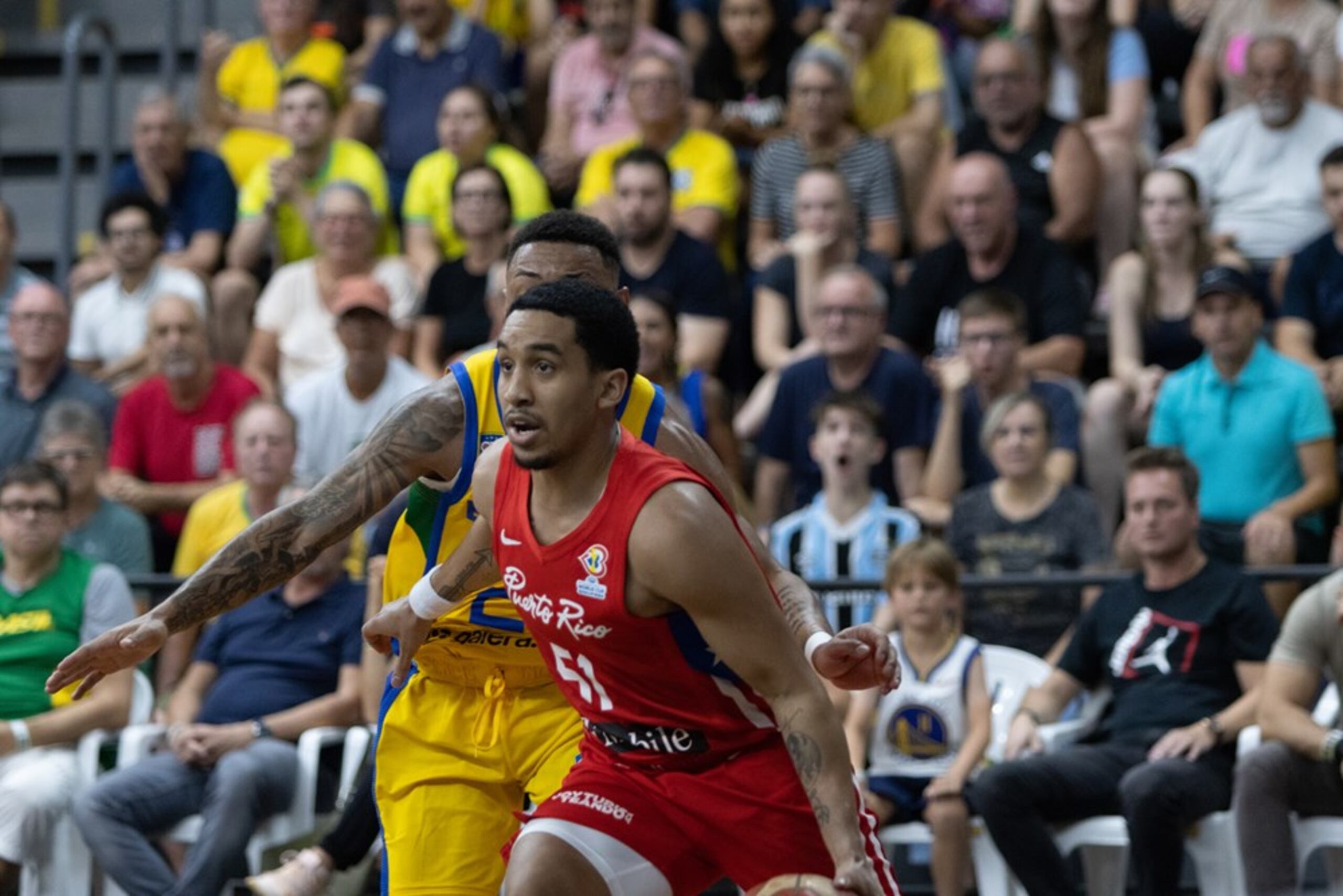 Pese a que tuvo un partido discreto en la parte ofensiva debido a la doble defensa que los brasileños le colocaron, Tremont Waters surgió en el segundo final con un brillante canasto.