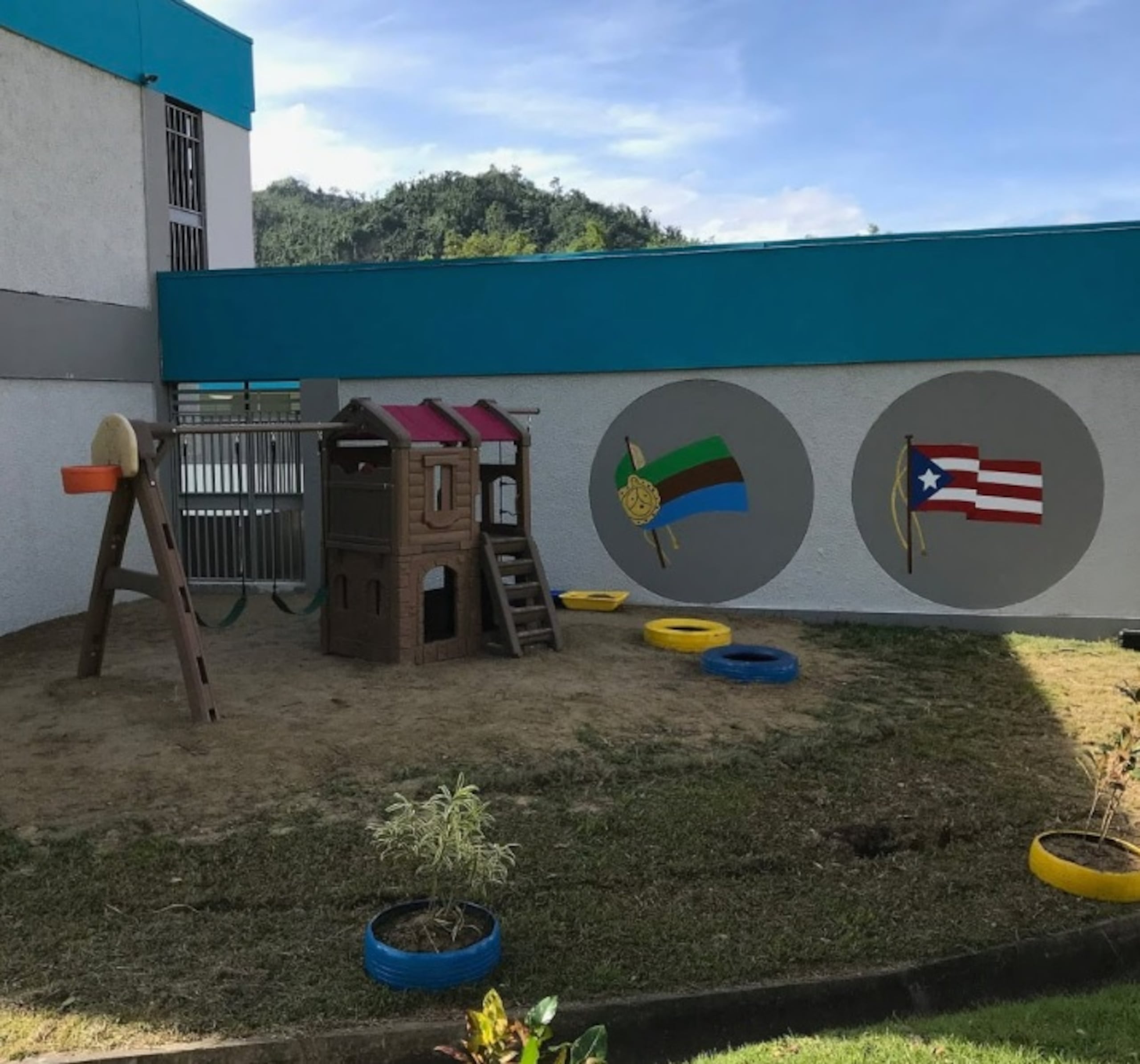 El grupo, que creó un área de juegos y acondicionó áreas del plantel, pisó la Isla en 2018, para colaborar luego del desastre del huracán María y, desde entonces, han impactado con trabajos en cinco escuelas de la zona central. 