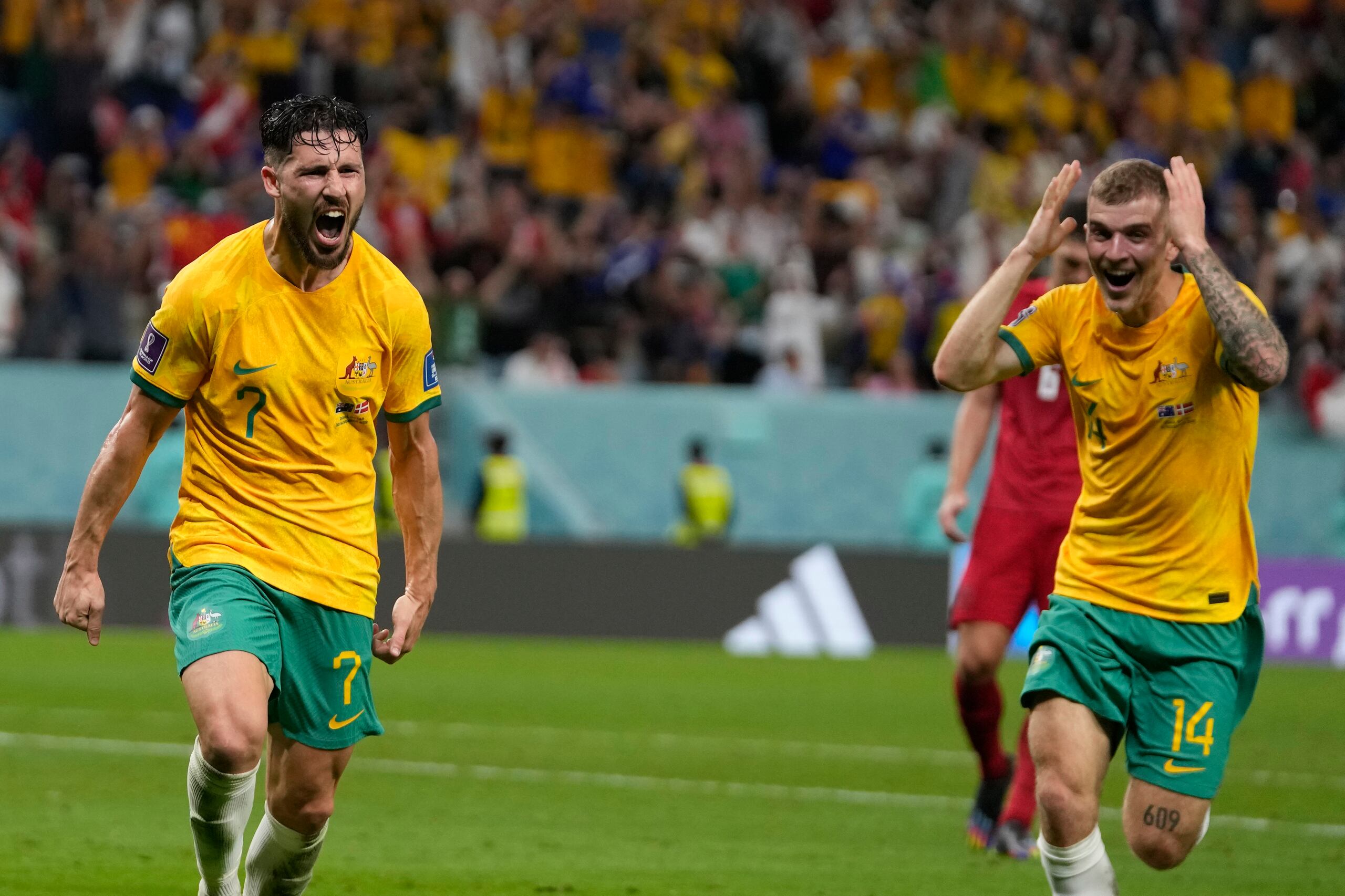 El australiano Mathew Leckie (izquierda) celebra con su compañero Riley McGree tras anotar el gol de la victoria 1-0 ante Dinamarca.