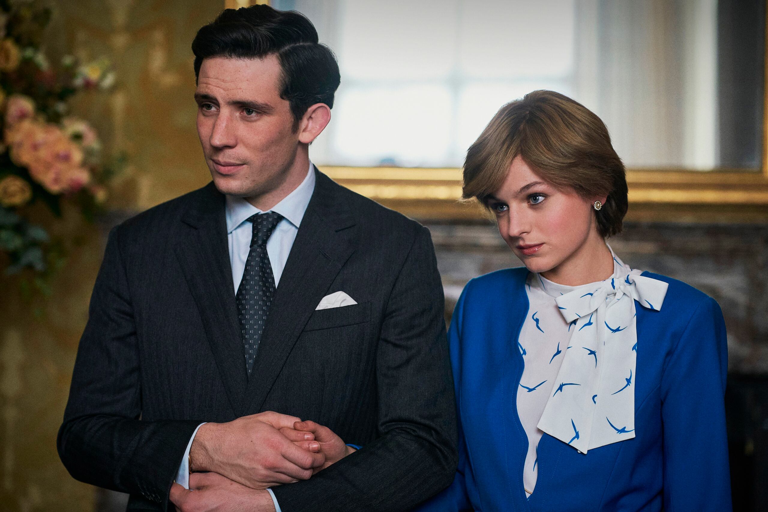 Josh O' Connor y Emma Corrin como el príncipe Charles y la princesa Diana en la cuarta temporada de la serie "The Crown".