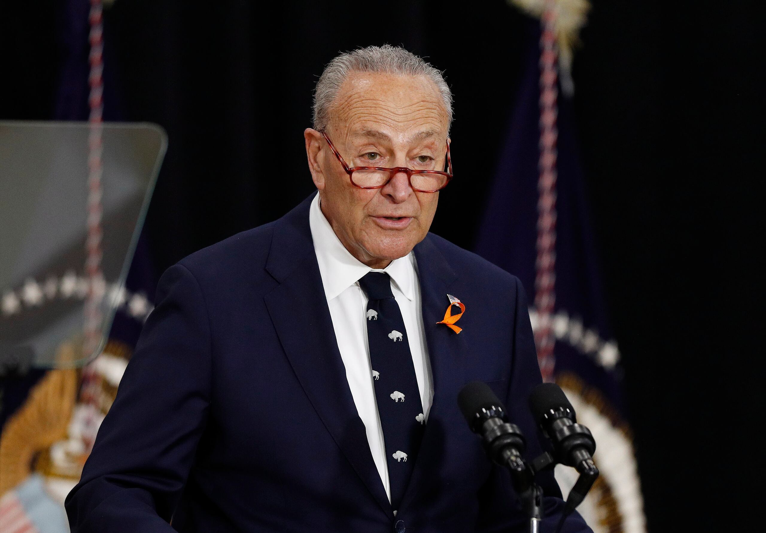 Chuck Schumer tiene todo su esquema de vacunas y ha recibido dos inyecciones de refuerzo.