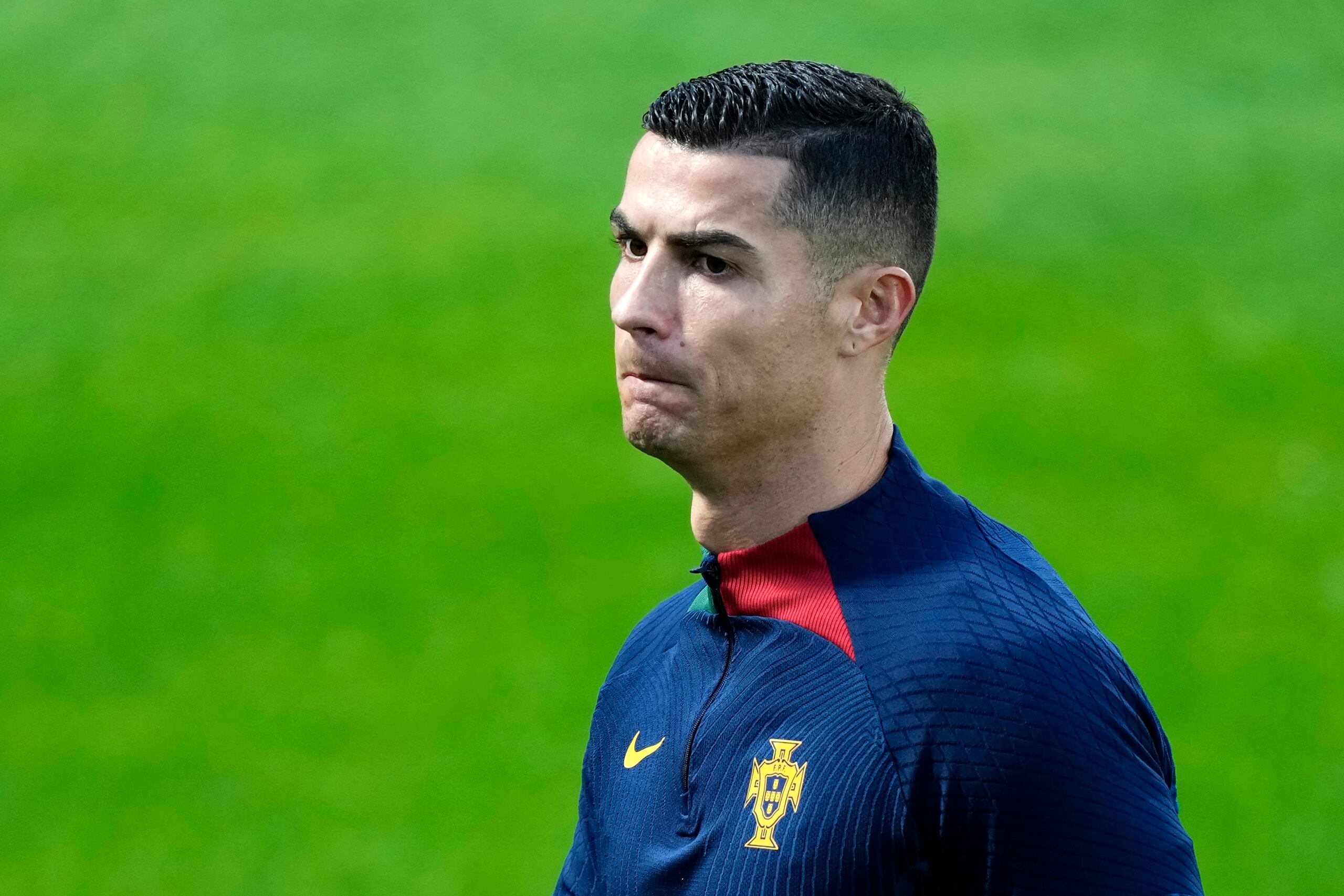 Cristiano Ronaldo camina en la cancha durante un entrenamiento de la selección de Portugal, el lunes 14 de noviembre de 2022, en Oeiras. (AP Foto/Armando Franca)