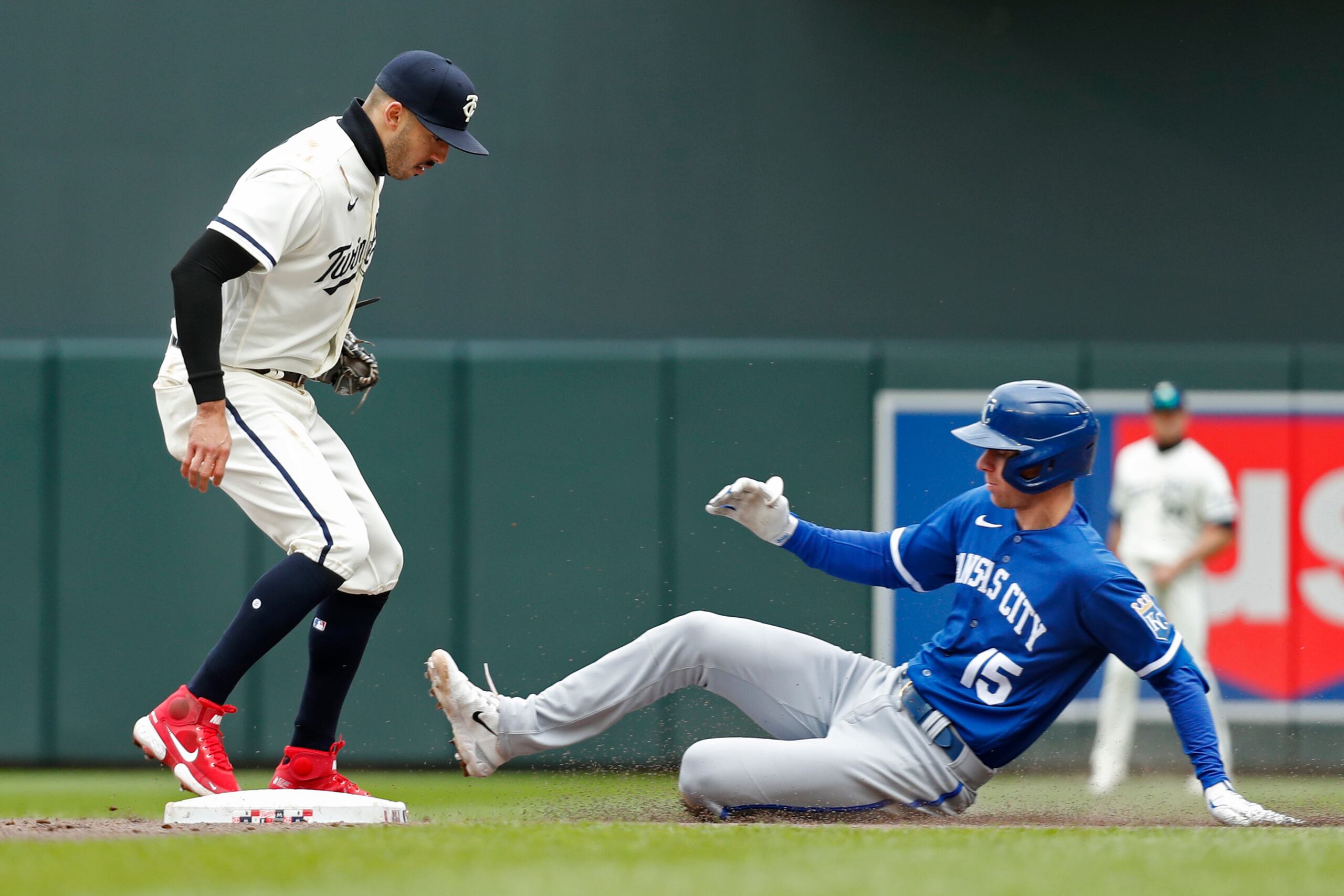 El boricua Carlos Correa pisa la segunda base para sacar de out a Matt Duffy.