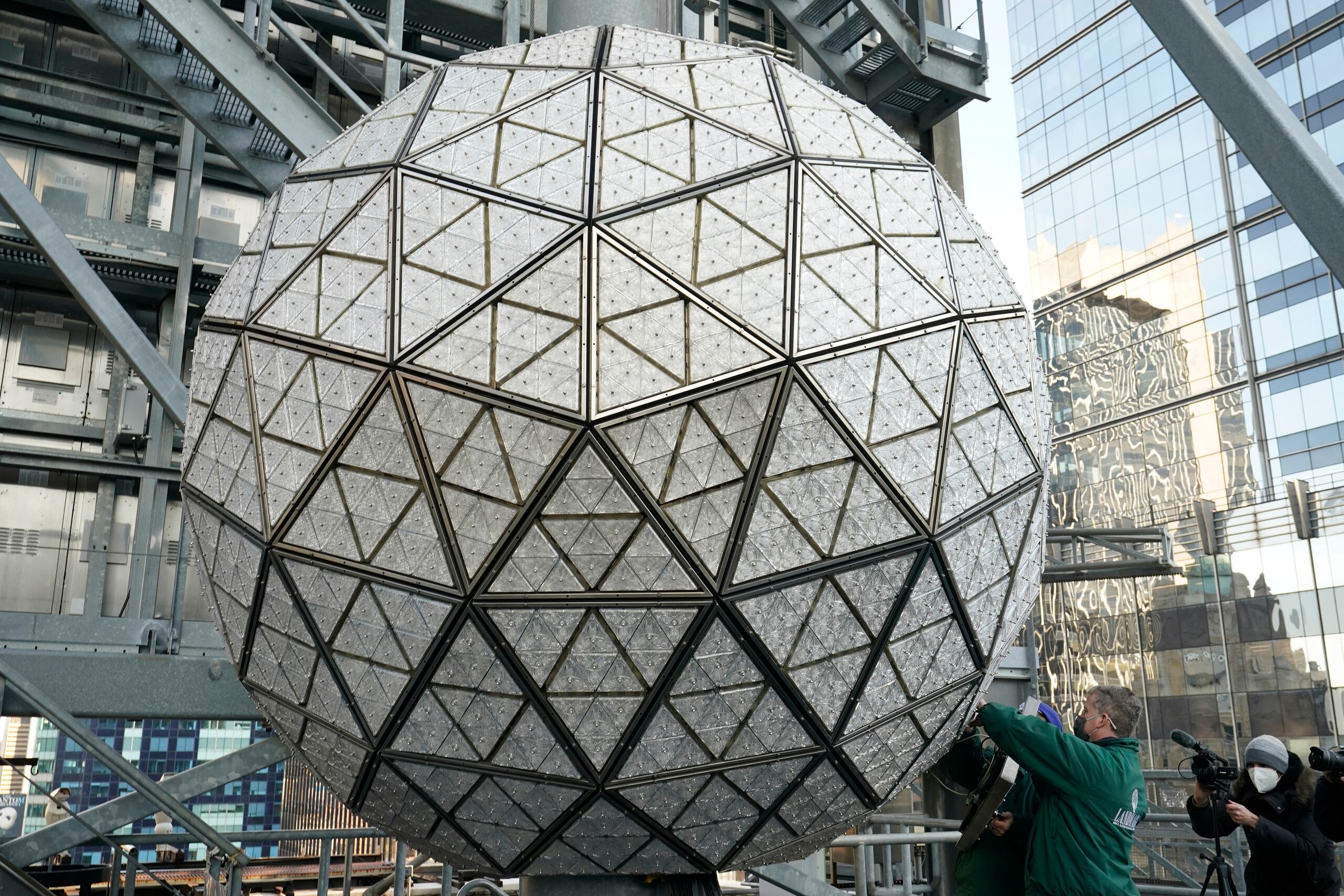 La bola está compuesta por 2,668 triángulos de cristal.