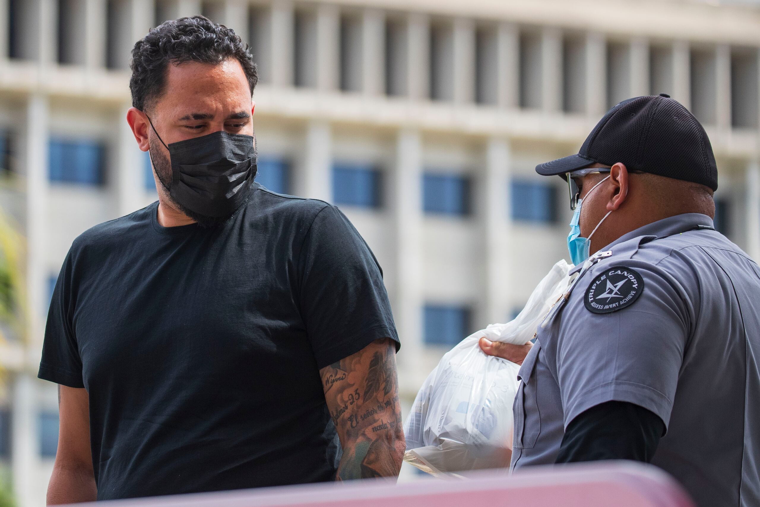 Raphy Pina el momento de entregarse en el tribunal federal para cumplir cárcel.