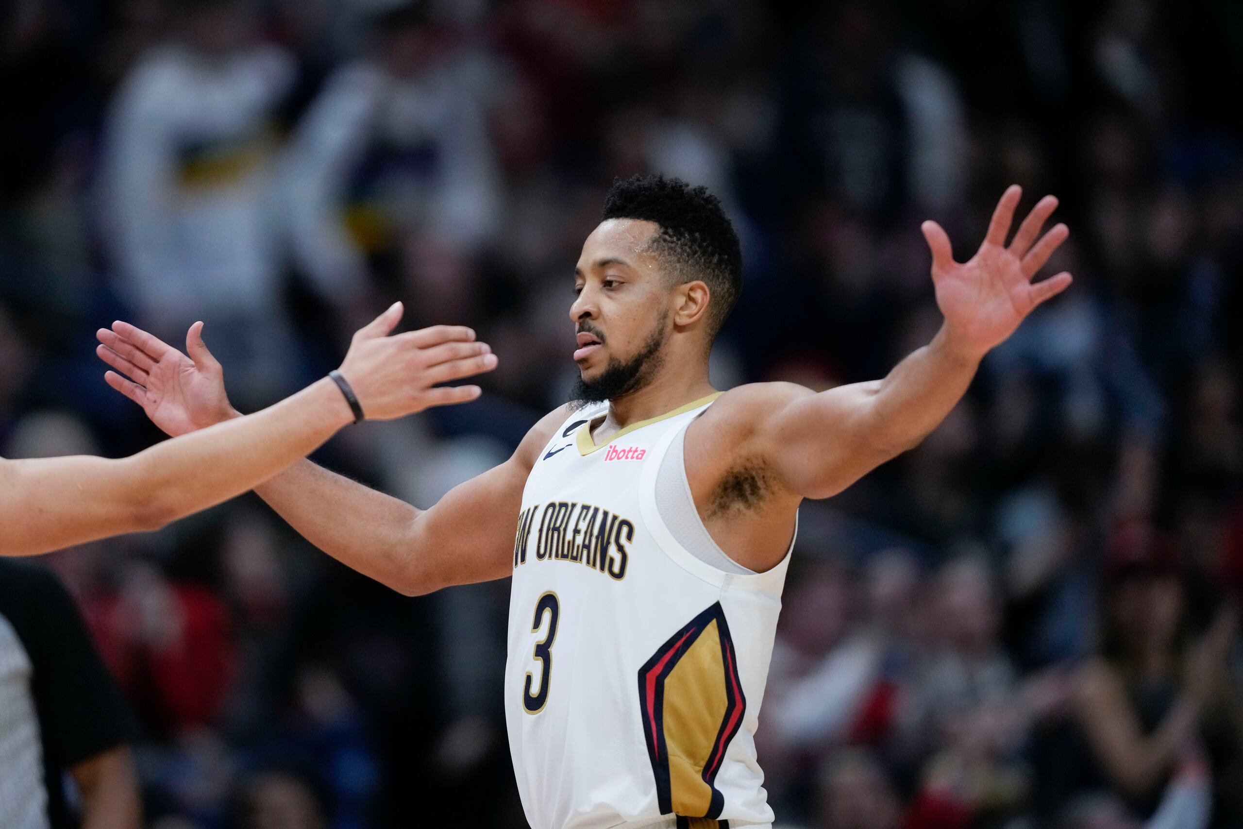 CJ McCollum, de los Pelicans de Nueva Orleans, festeja uno de sus triples en el partido ante los Spurs de San Antonio el jueves.