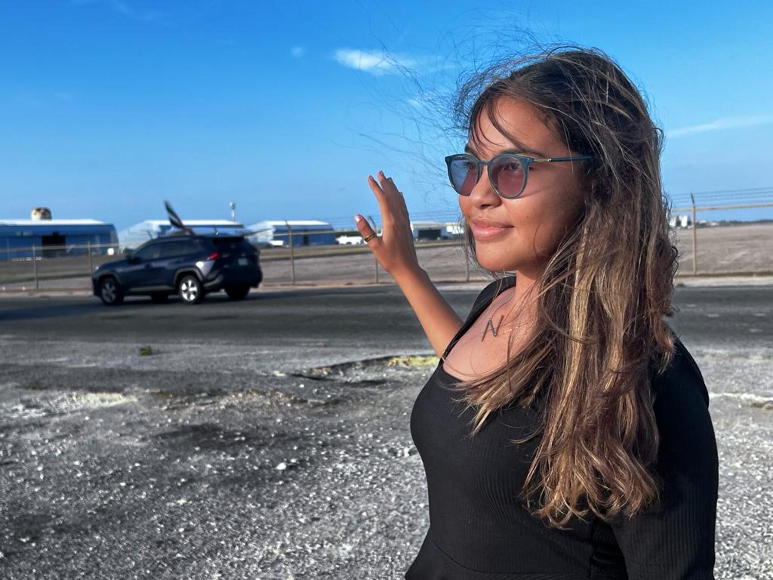 Naiomi Malavé, estudiante de la UPR Aguadilla, esperaba por ver a Mundi pasar hacia el aeropuerto.