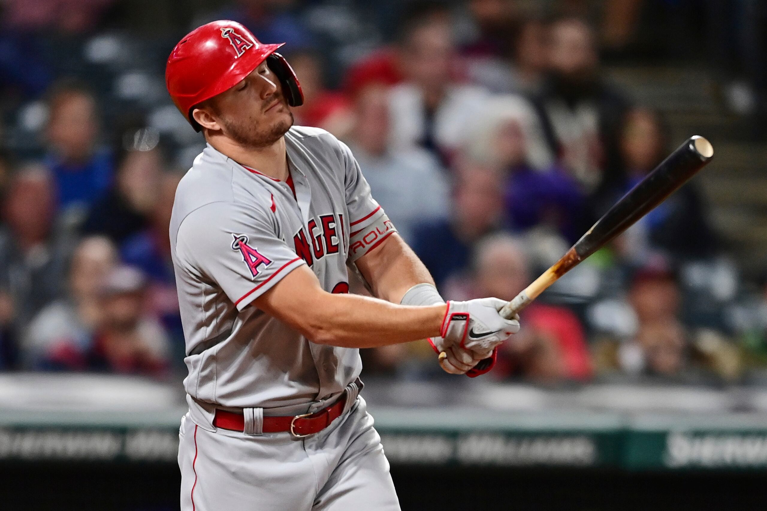 Mike Trout, de los Angels de Los Ángeles, se lamenta tras conectar un elevado ante los Guardians de Cleveland durante el juego del martes.