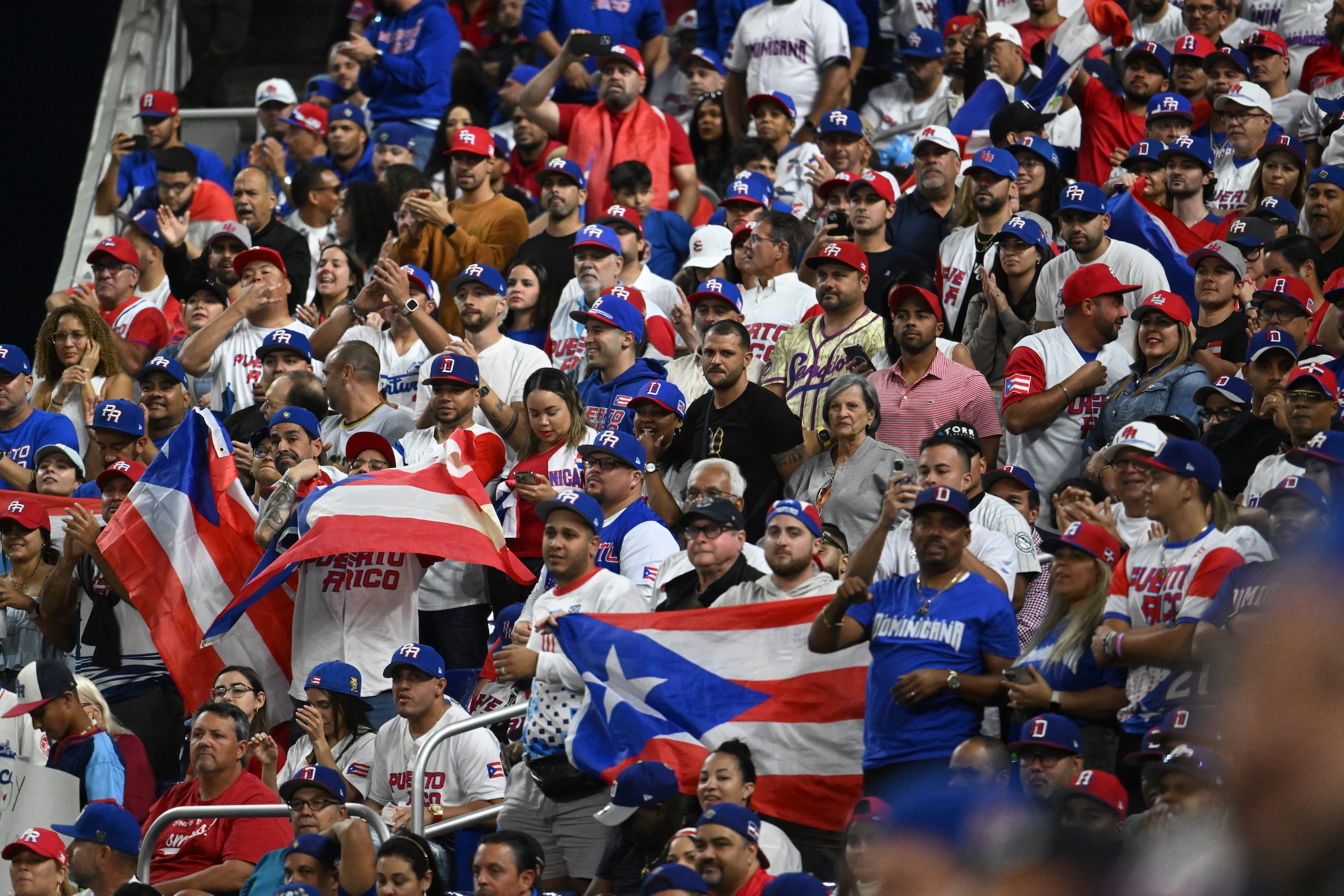 El Loan Depot Park en Miami estuvo repleto para el juego entre Puerto Rico y República Dominicana.