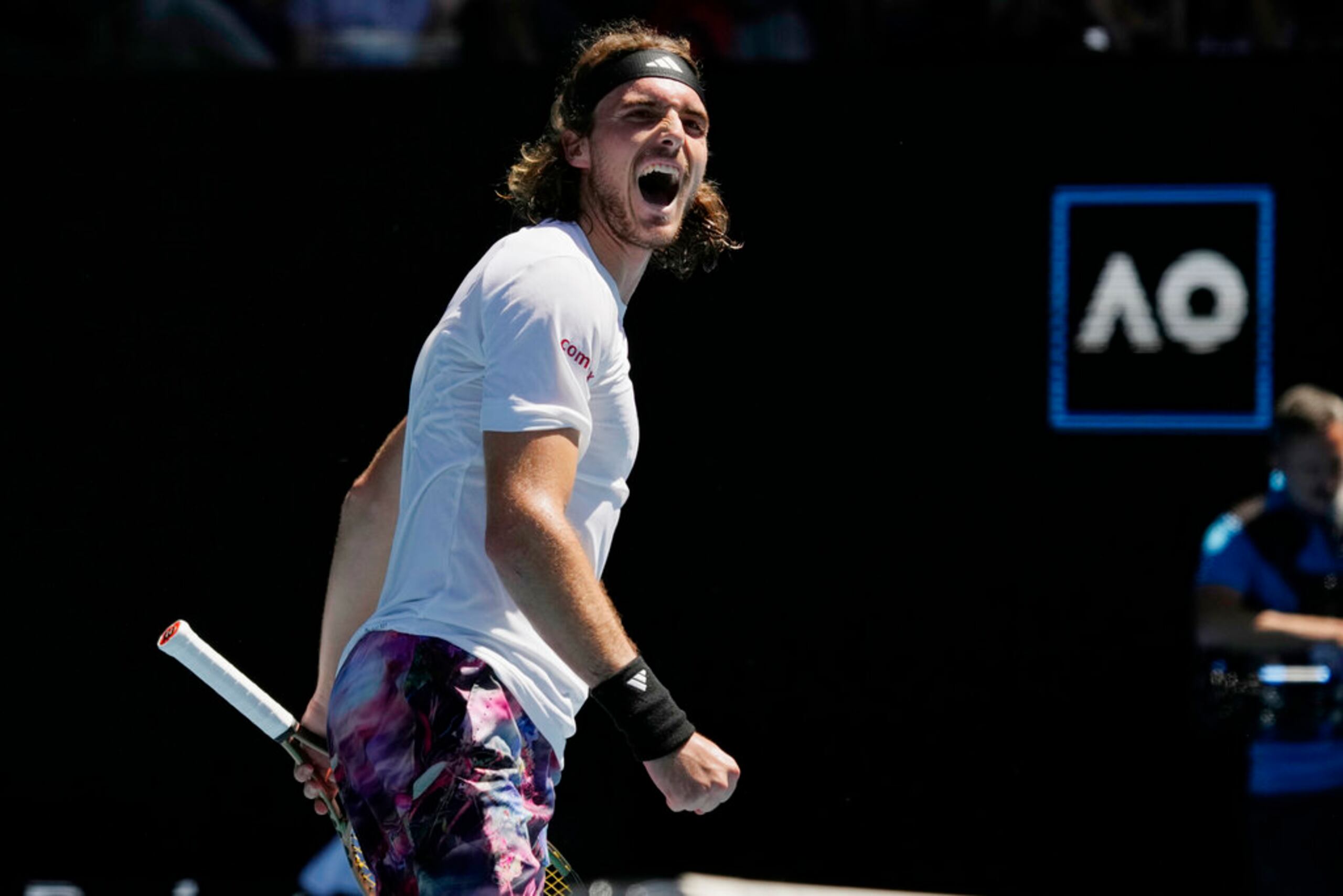 El griego Stefanos Tsitsipas festeja tras derrotar al holandés Tallon Griekspoor.