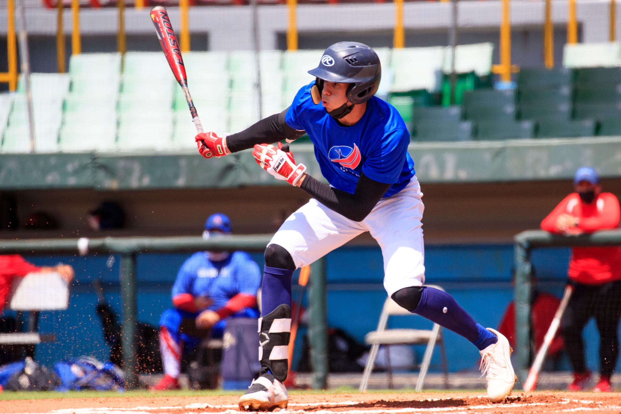 El infielder Héctor Nieves estuvo activo en el showcase en el estadio Hiram Bithorn.