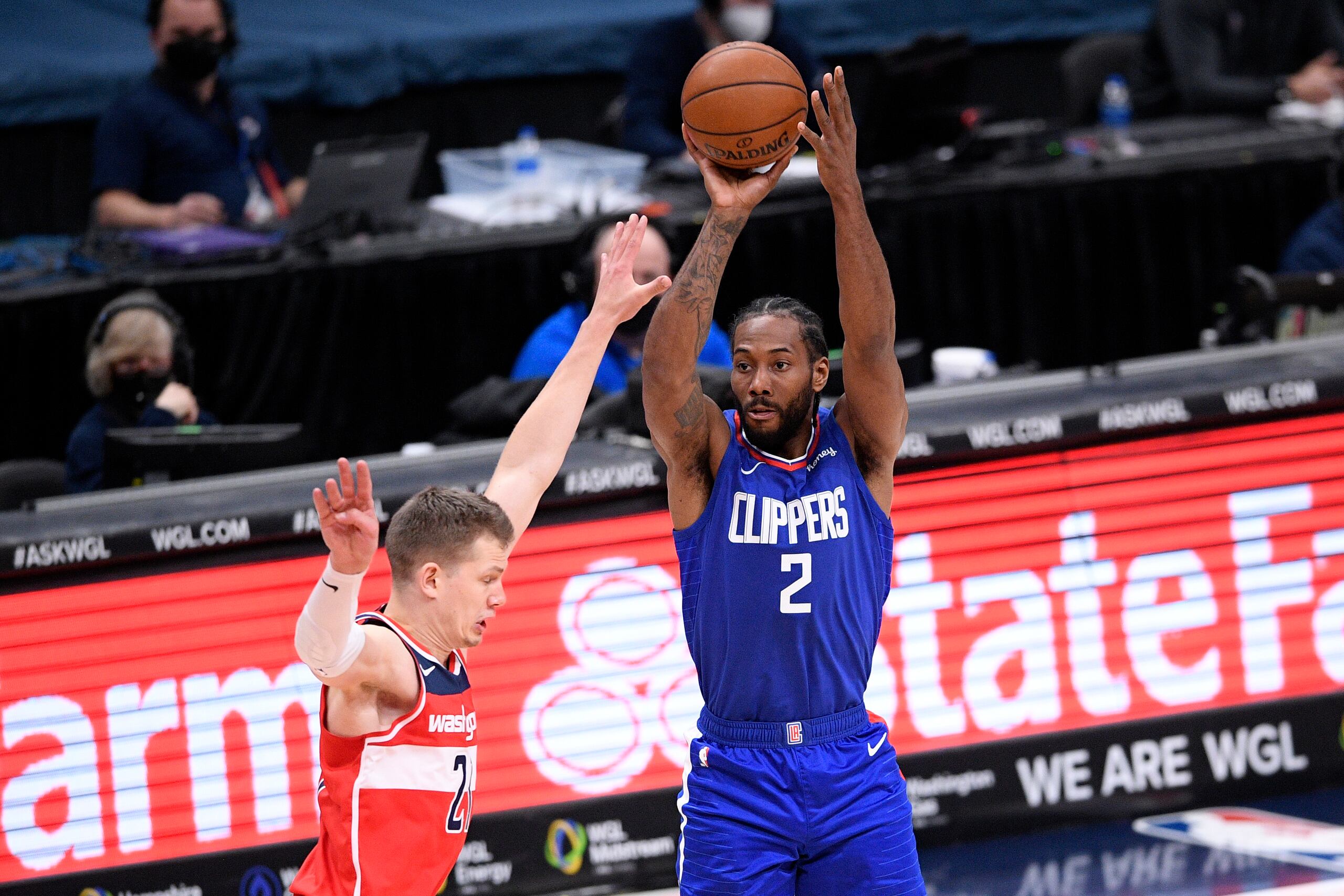 Kawhi Leonard (2) expresó su deseo de representar a Estados Unidos en las Olimpiadas de Tokio.