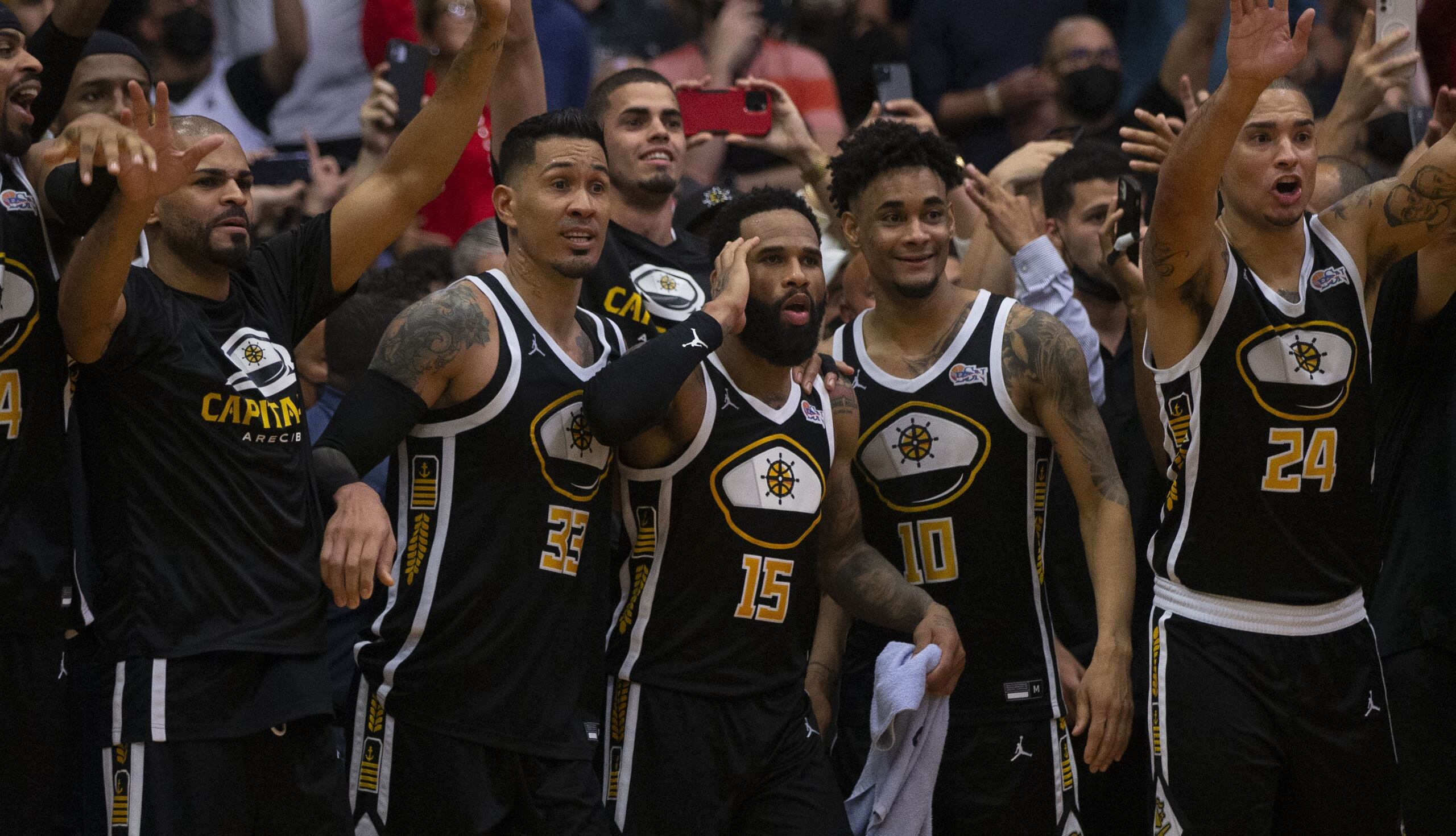 David Huertas (33) y Walter Hodge (15) aparecen aquí mientras esperaban que expirara el tiempo del juego final de la pasada serie final, la que ganaron. Estos regresan una vez al frente del equipo en el 2022.