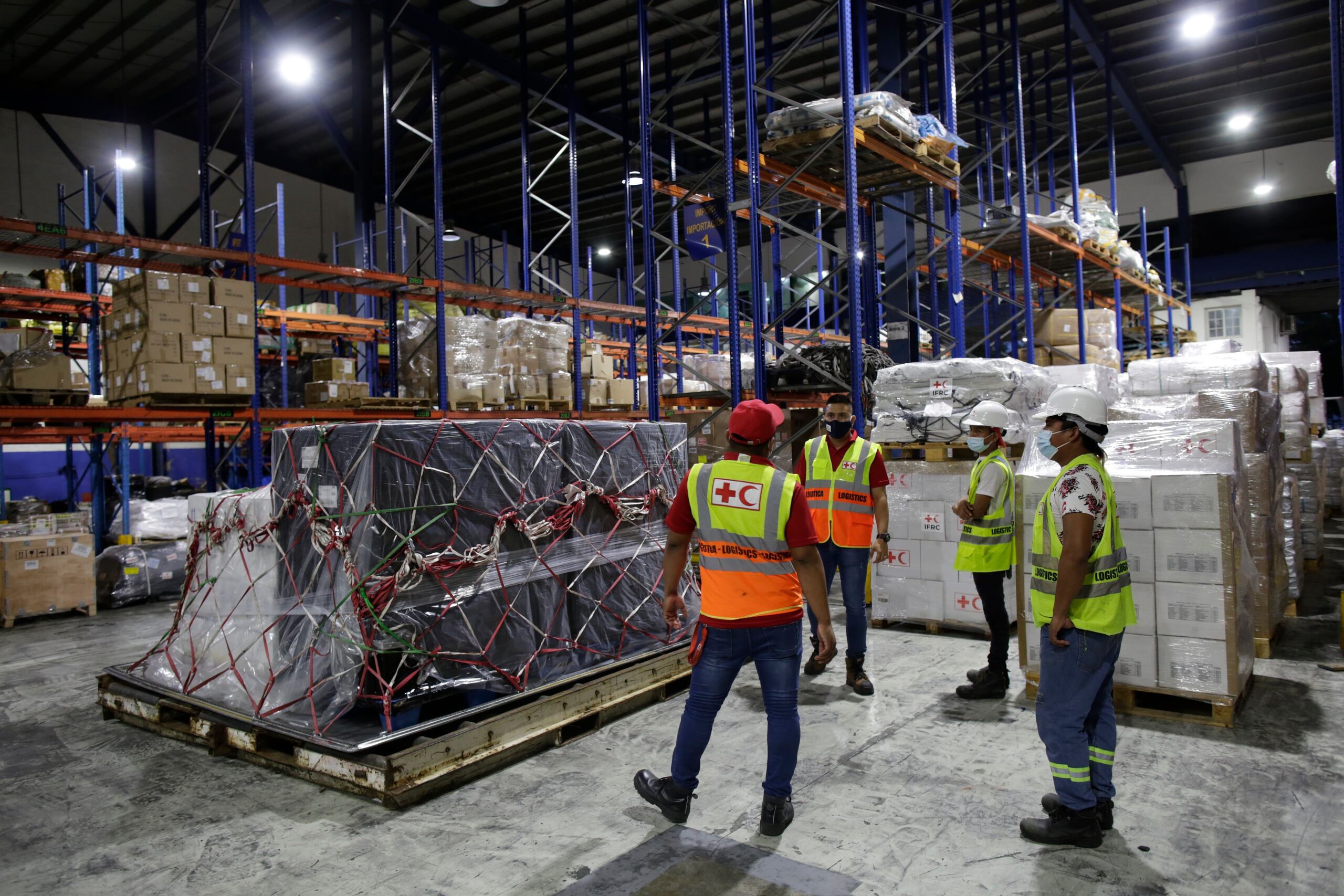 Personal de la Cruz Roja de Panamá alista ayuda humanitaria que será enviada a Haití, en el sector de carga del aeropuerto internacional de Tocumen en Ciudad de Panamá (Panamá).  EFE/Bienvenido Velasco