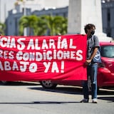 “Uno vive del amor, pero también se necesita dinero para vivir”, reclama mesera