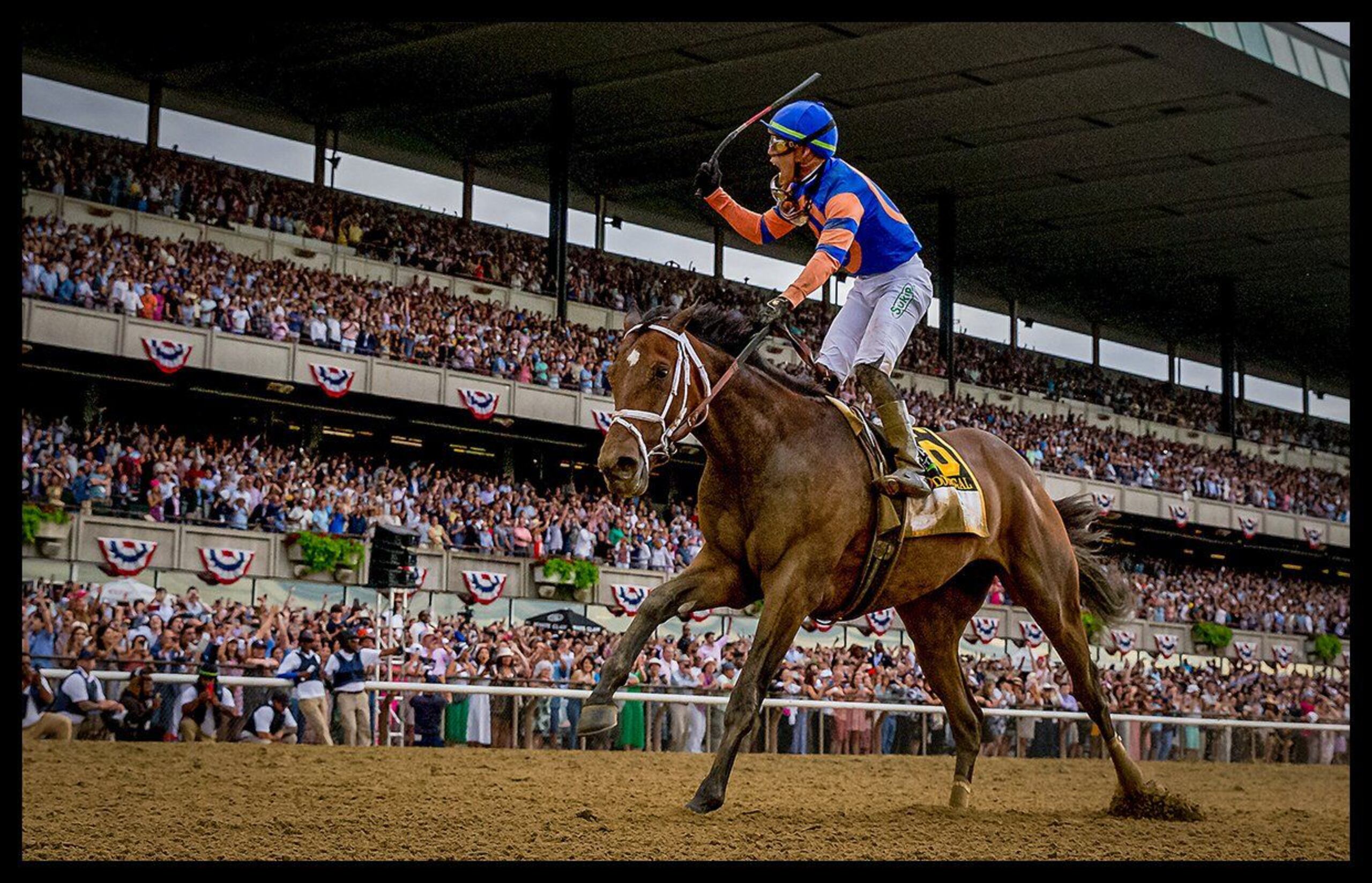 Irad Ortiz celebra frente a las tribunas del Belmont Park su triunfo en el Belmont Stakes del sábado sobre Mo Donegal, que ascendió de segundo a primer candidato al momento de la partida.