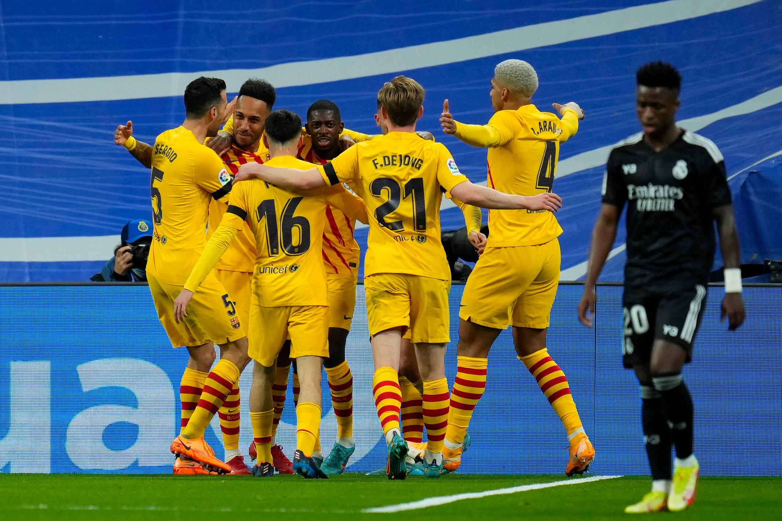 Pierre-Emerick Aubameyang (segundo a la izquierda) celebra tras anotar el primer gol del Barcelona ante el Real Madrid en la Liga española, el domingo 20 de marzo de 2022. (AP Foto/Manu Fernández)