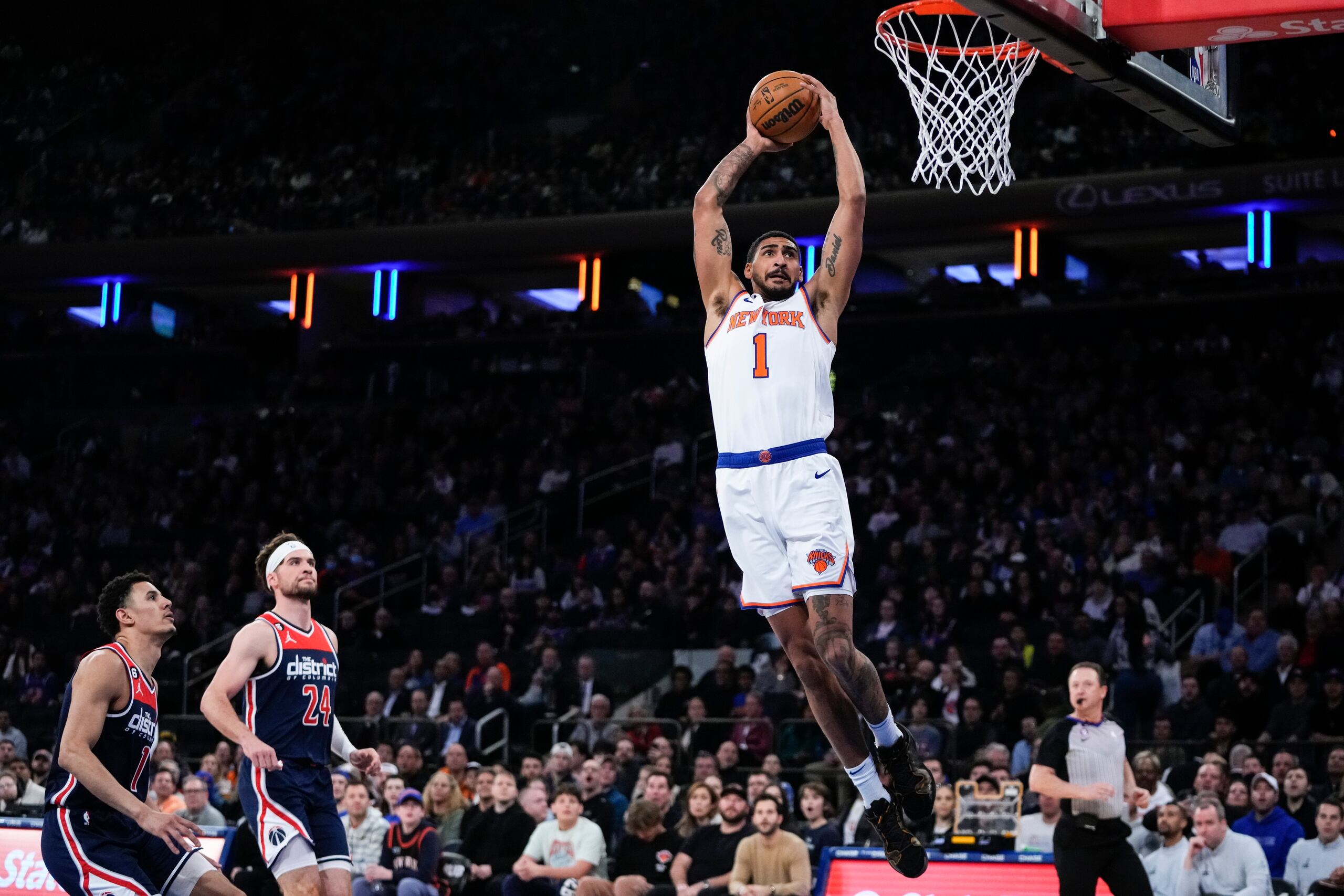 Obi Toppin, de los Knicks de Nueva York, realiza una volcada en el partido del domingo 2 de abril de 2023, ante los Wizards de Washington (AP Foto/Frank Franklin II)