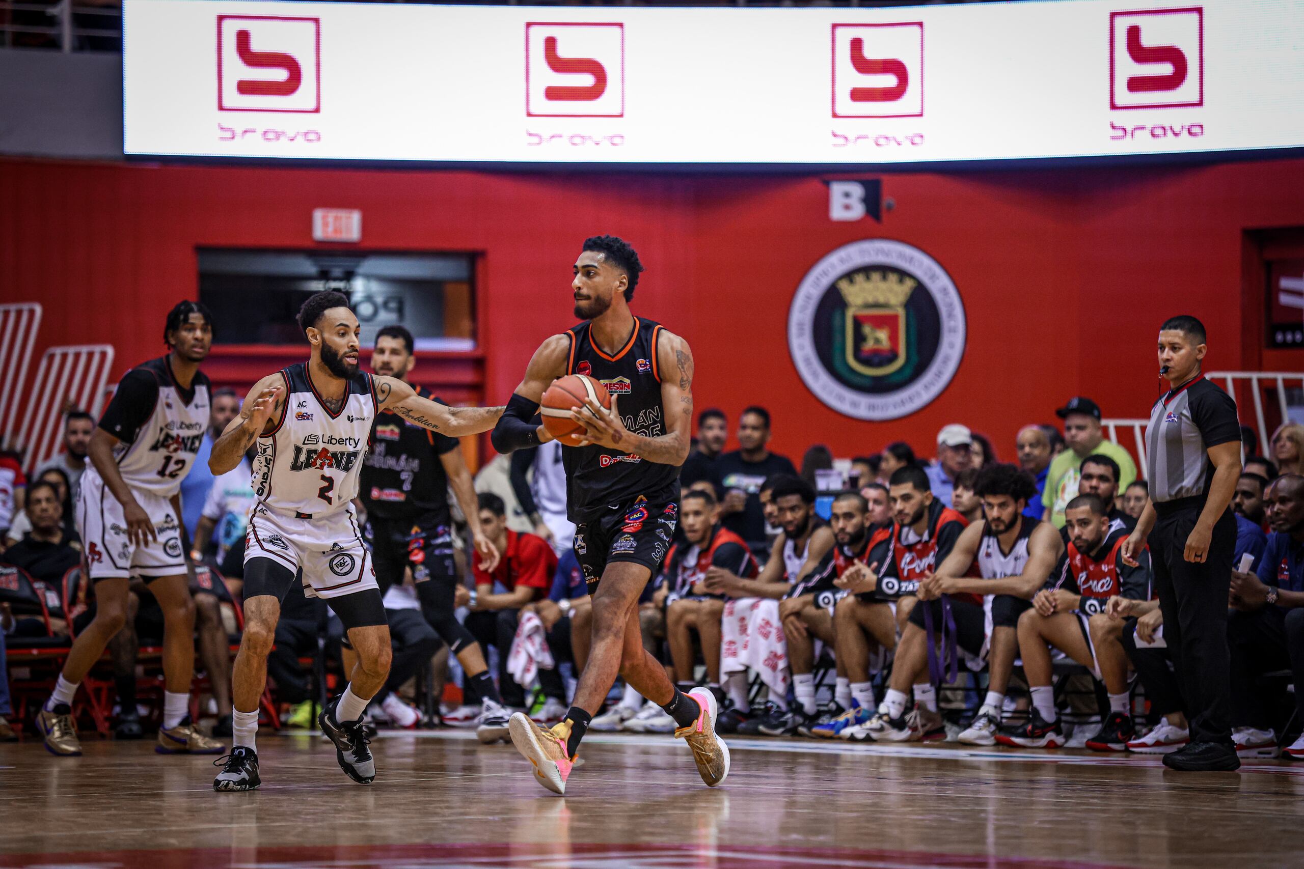 Antonio Gordon, de los Atléticos, con el balón, fue suspendido por un juego y multado por $1,000 por el incidente del viernes ante Ernesto Rodríguez, de los Grises de Humacao, quien recibió el mismo castigo.