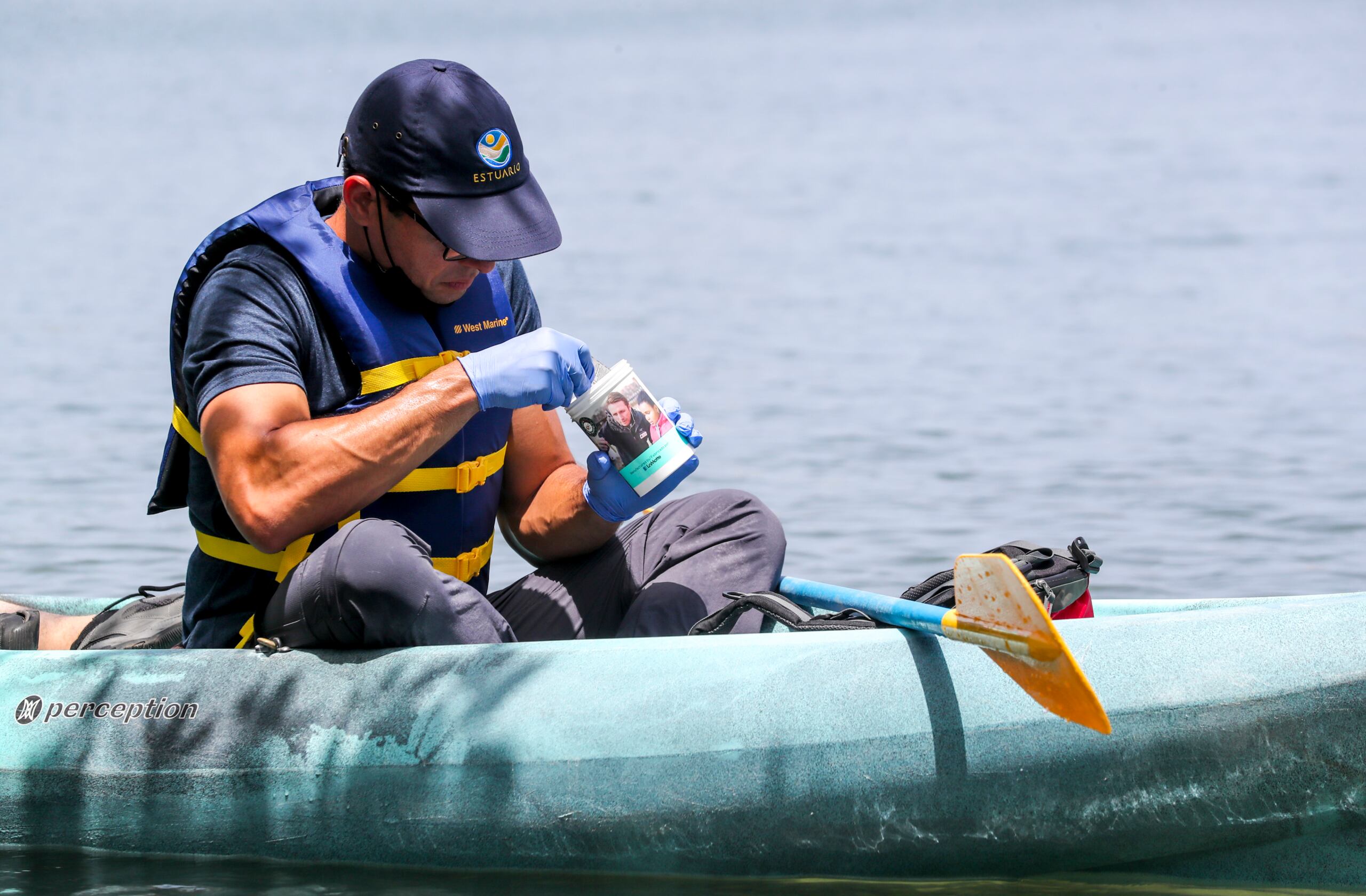 Harold Manrique, coordinador de calidad de agua del Programa del Estuario de la Bahía de San Juan, realizó una demostración de la prueba de calidad de agua en la Laguna del Condado.