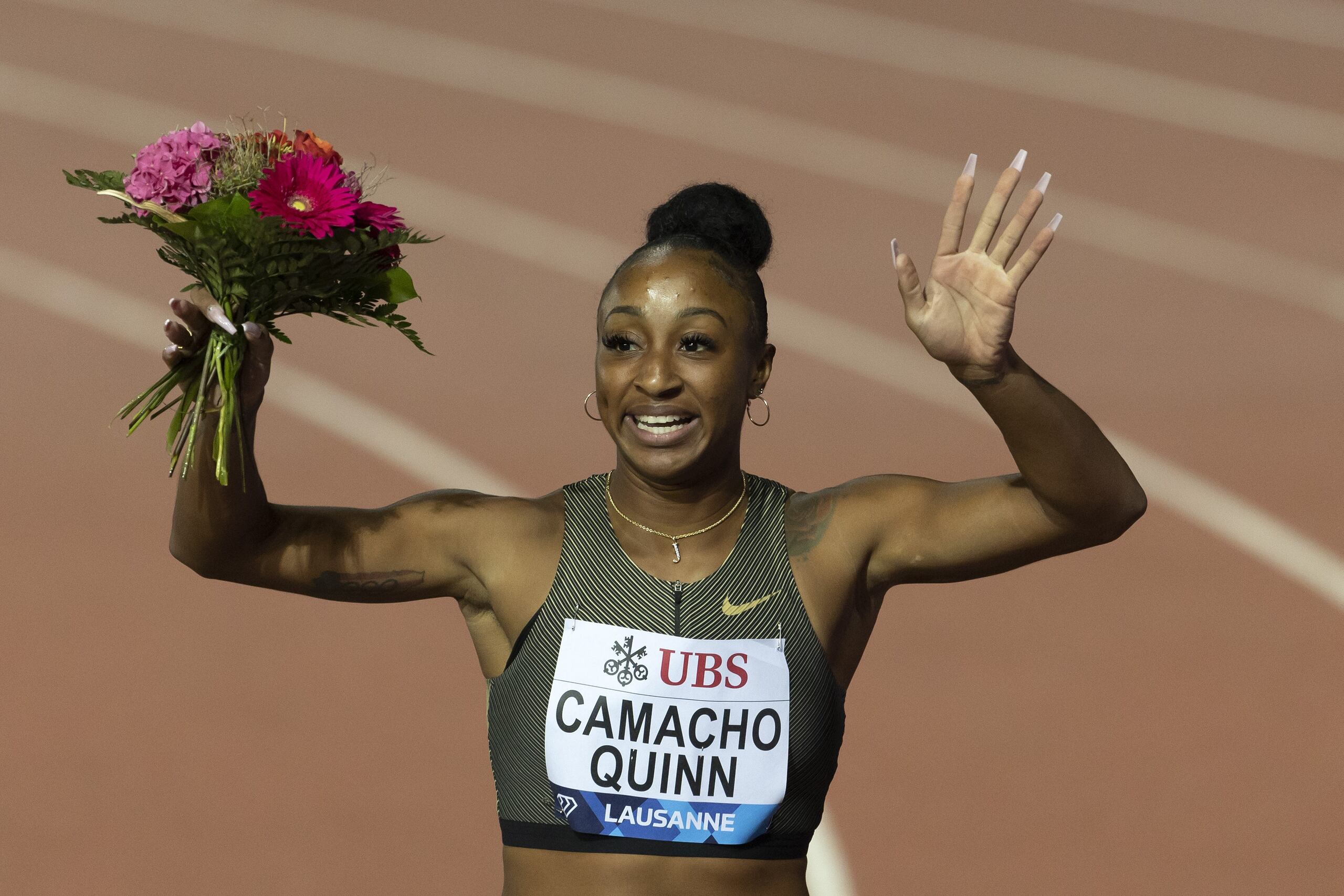 Jasmine Camacho-Quinn celebra su victoria en Lausana, parada de la Liga Diamante.