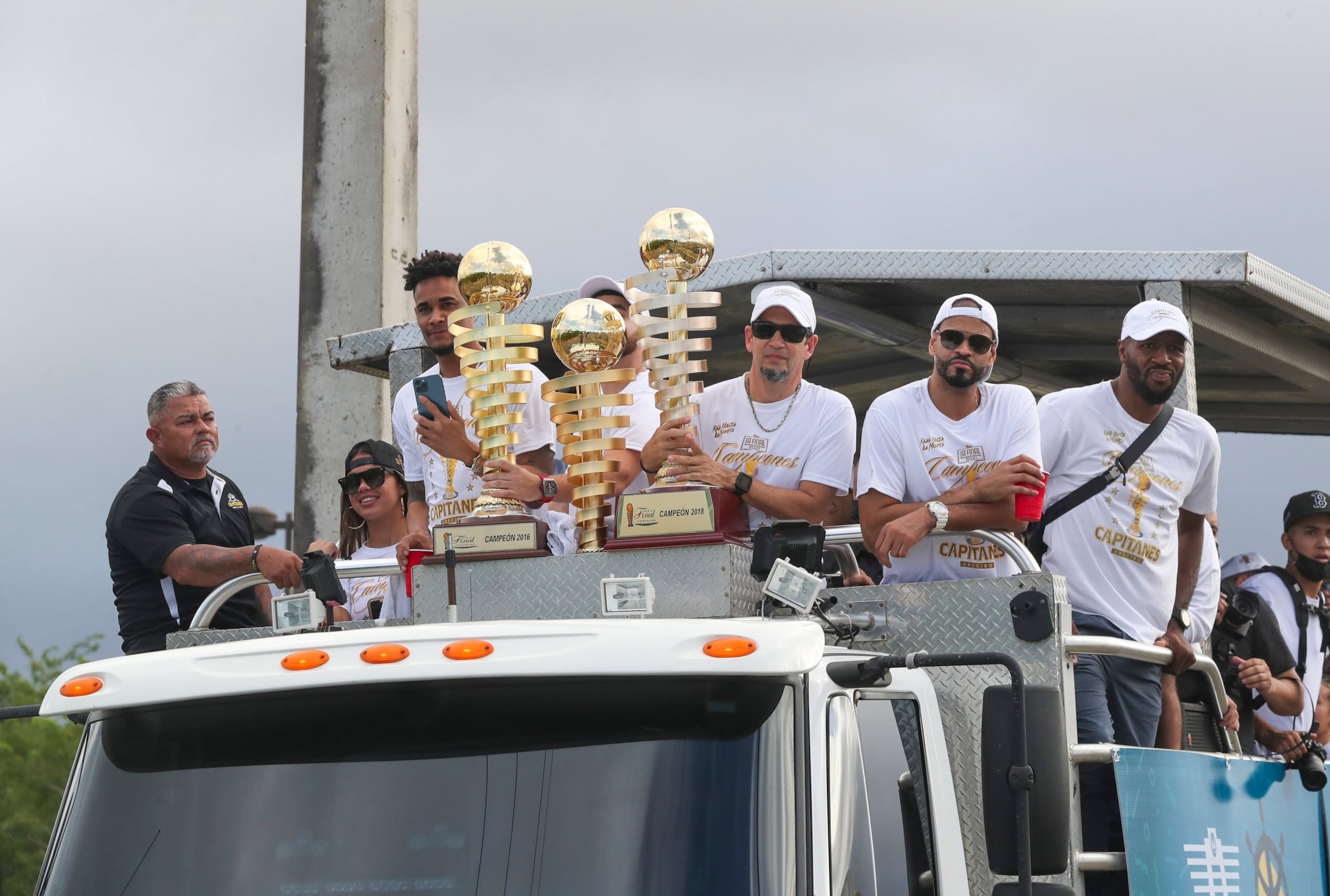 Víctor Liz, el gerente general de los Capitanes, Edgardo García, Johwen Villegas y Chiremelu Elonu celebraron en caravana el miércoles y jueves junto a su fanaticada.