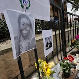 Seguidores de Taylor Hawkins realizan homenaje frente a hotel en Bogotá