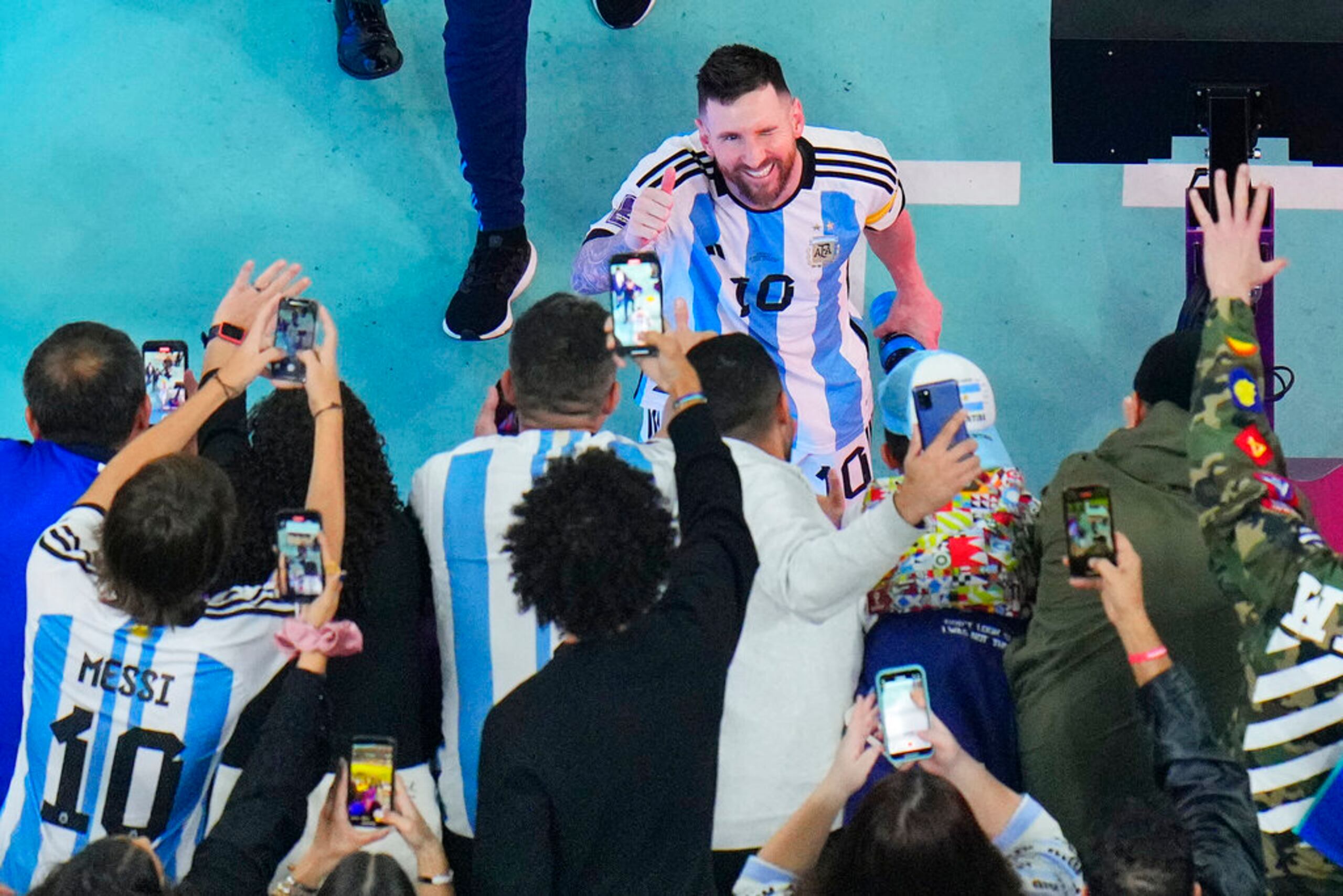 Lionel Messi saluda a los hinchas tras la victoria 3-0 ante Croacia en las semifinales del Mundial.