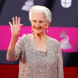 ¿Quién es Ángela Álvarez, la cantautora de 95 años que ganó “mejor nuevo artista”?