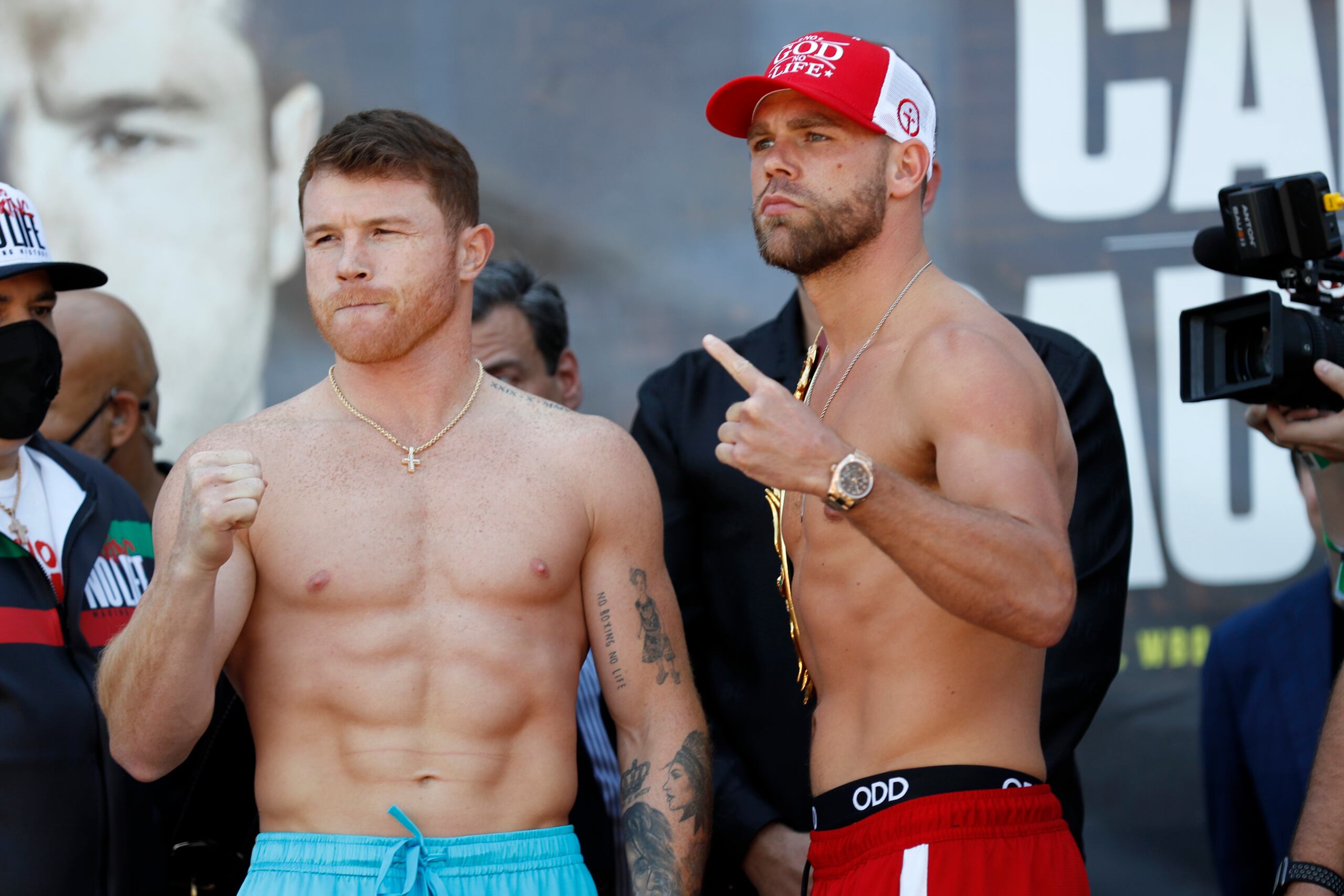 "Canelo" Álvarez, a la izquierda, y Billy Joe Saunders durante el pesaje de este viernes.