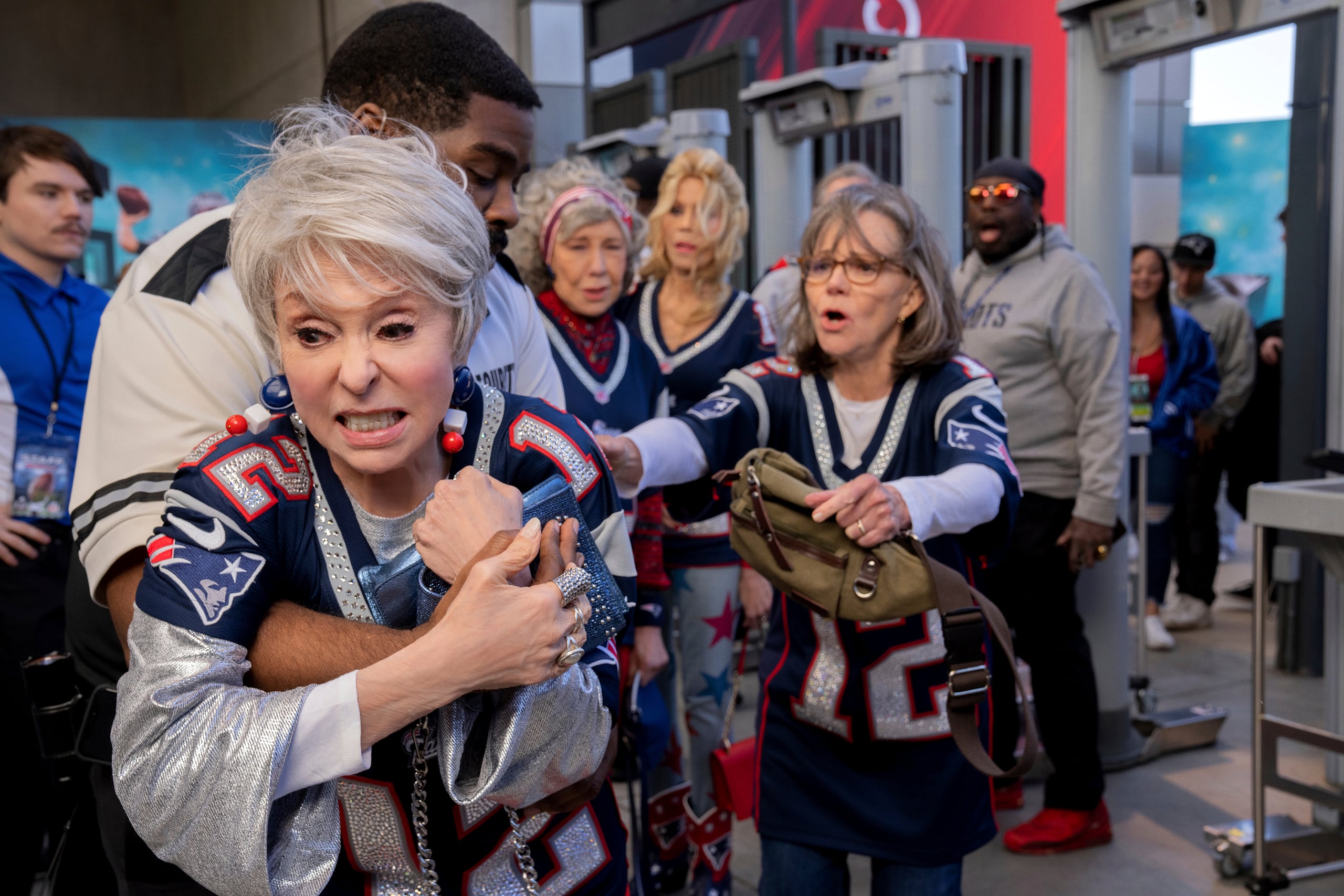 A sus 91 años, Rita Moreno (izquierda) sigue tan activa como siempre y en "80 for Brady" comparte estelares con Lily Tomlin, Jane Fonda y Sally Field, al fondo.