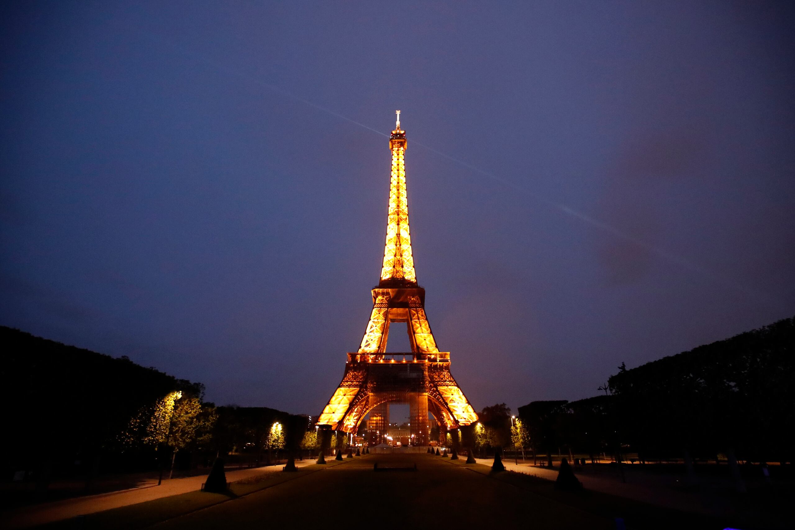 La Torre Eiffel fue concebida en un principio para durar solo 20 años, pero fue finalmente su función como antena gigante de radio, y posteriormente de telecomunicaciones, la que la acabó salvando.