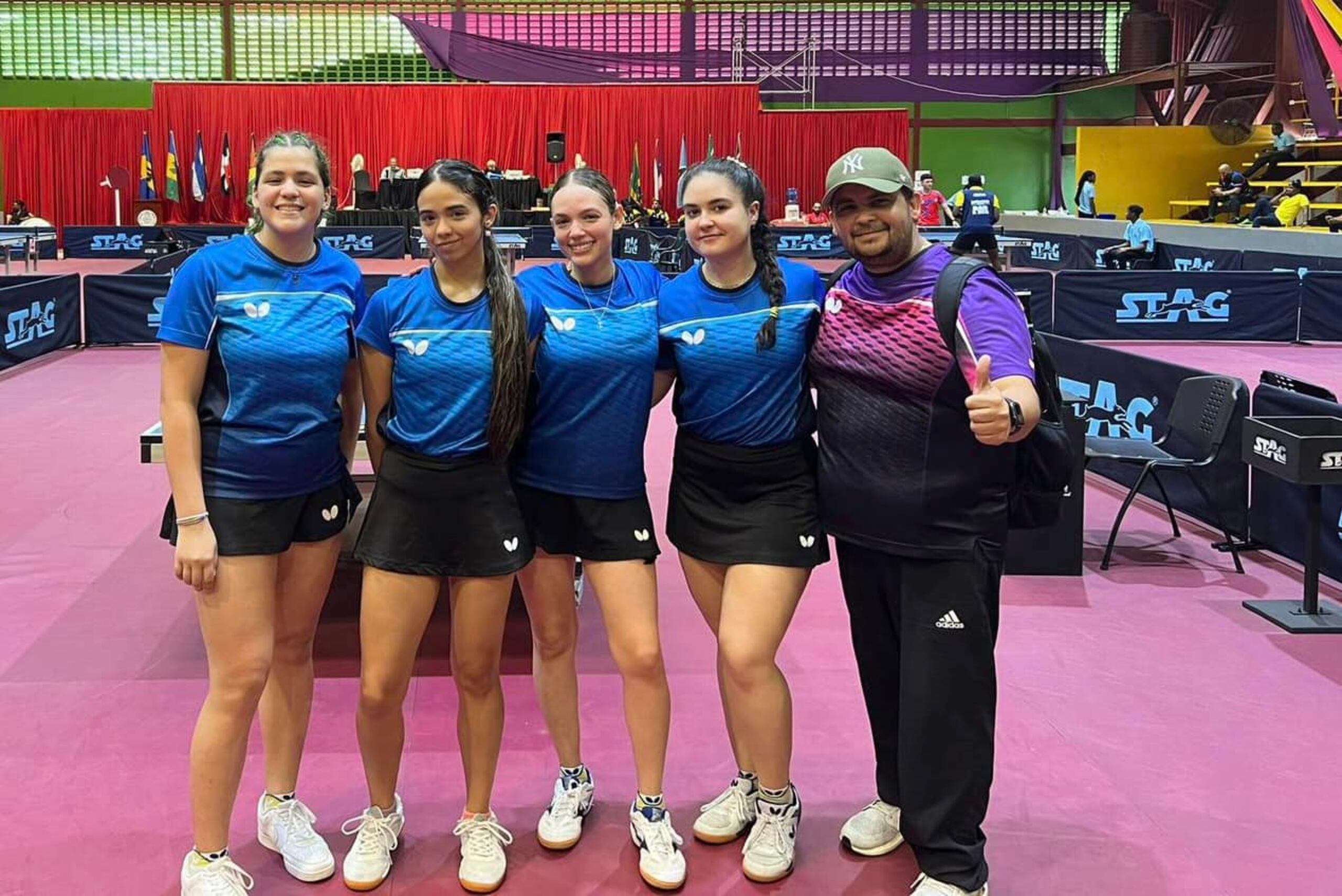 De izquierda a derecha, Kristal Meléndez, Melanie Díaz, Daniely Ríos y Brianna Burgos, junto al entrenador Bladimir Díaz.