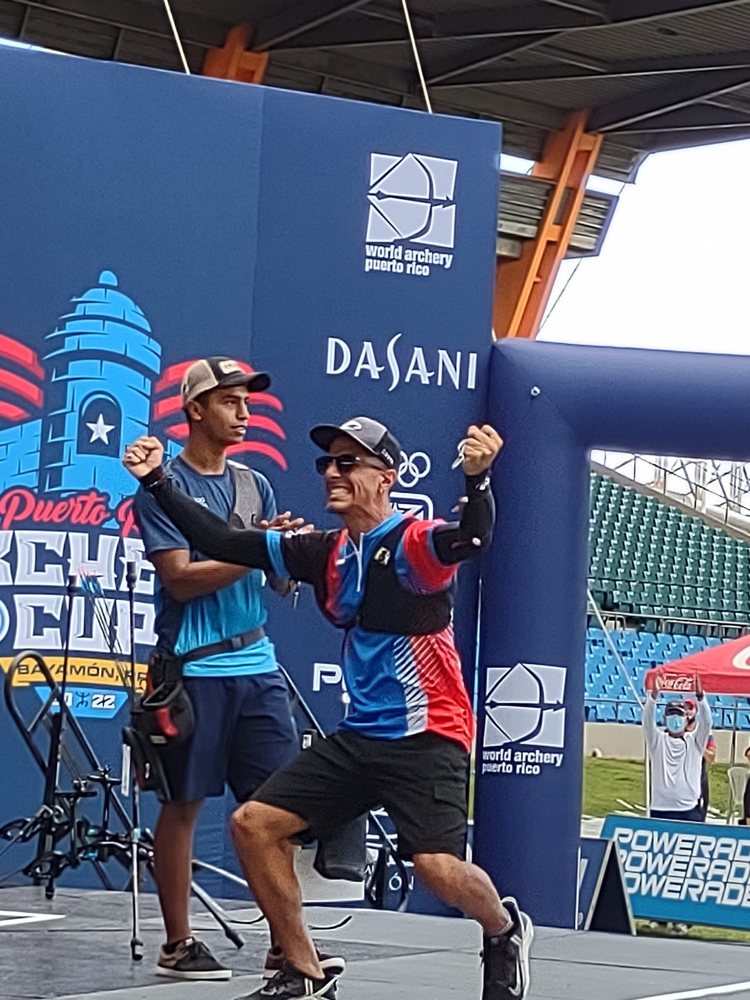 Adrián Muñoz celebra su triunfo en el Puerto Rico Archery Cup.