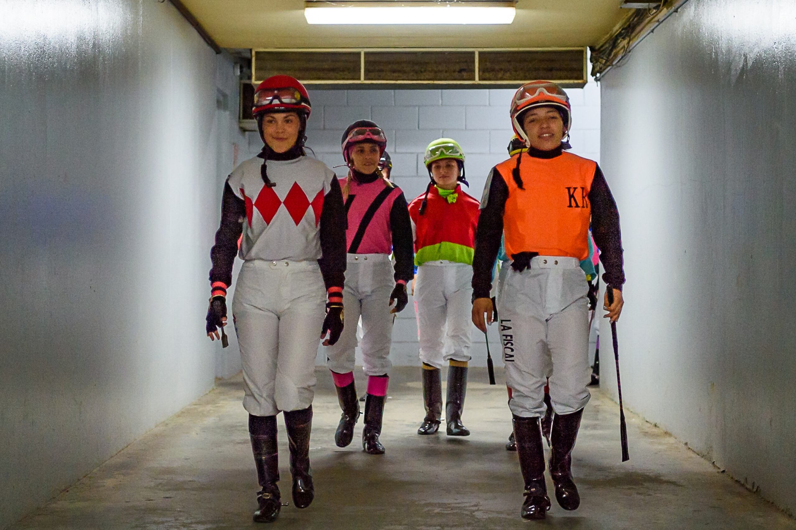 Las apredices caminan desde el 'jockette room' hacia la pista para la carrera exclusiva para las de su clase el domingo en Camarero. La prueba fue ganada por Valerie Meléndez, al frente a la derecha.