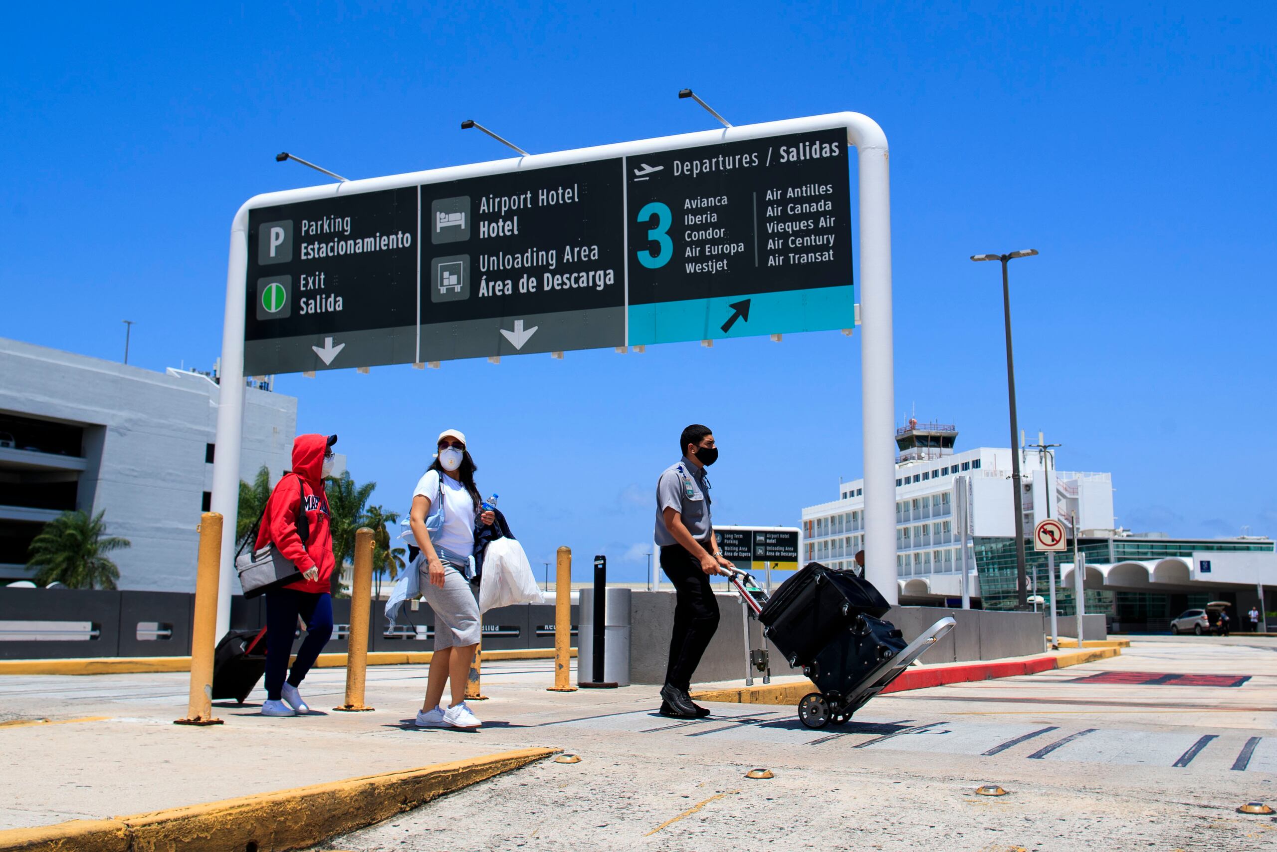 Carolina, Puerto Rico, Abril 13, 2020 - MCD - FOTOS para ilustrar una historia relacionada al da 29 (LUNES) del toque de queda total como medida de minimizar la propagacin del Coronavirus (COVID-19). EN LA FOTO una vista del aeropuerto Luis Muoz Marn - pasajeros.
FOTO POR:  tonito.zayas@gfrmedia.com
Ramon " Tonito " Zayas / GFR Media