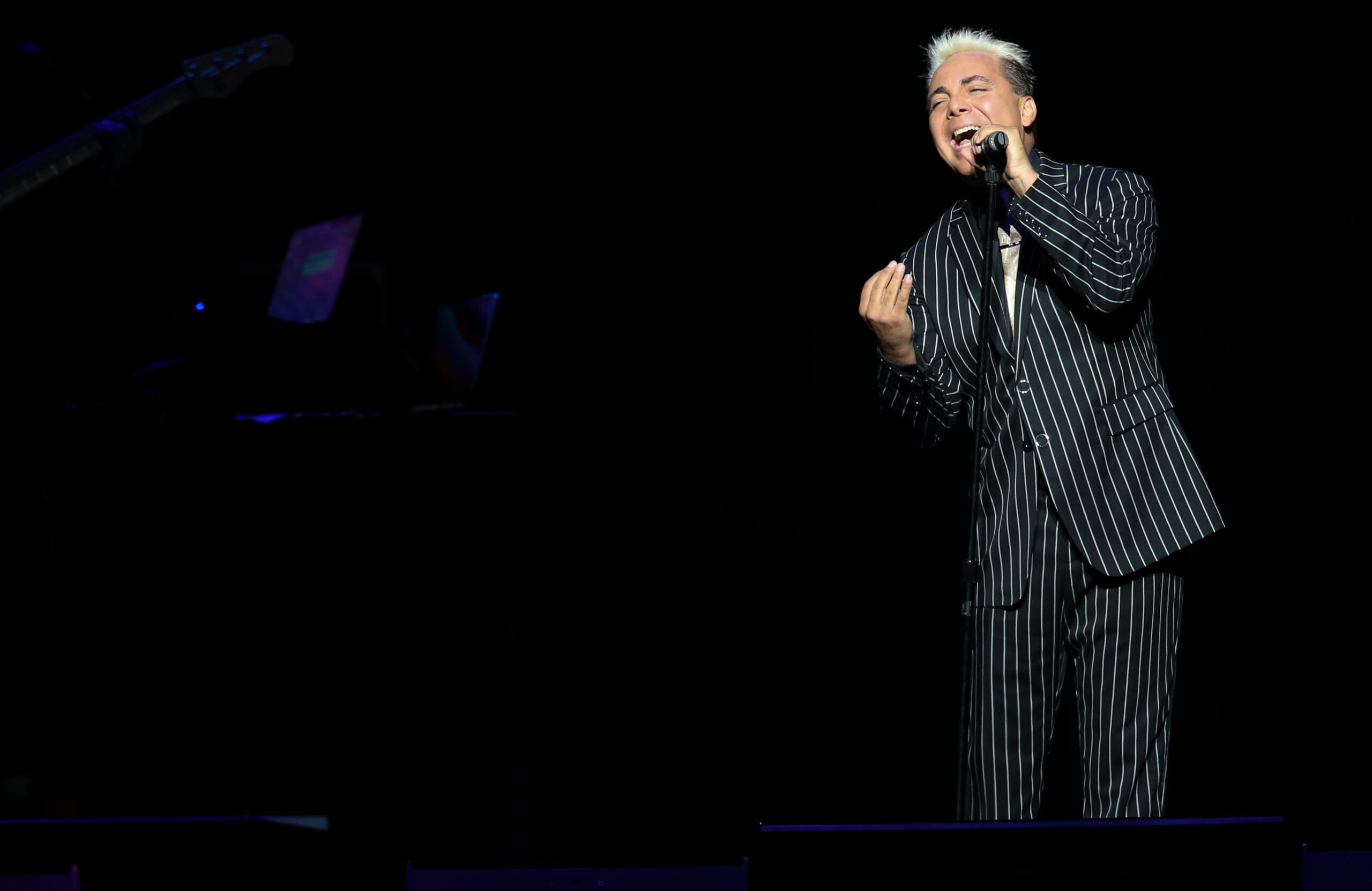 Cristian Castro durante su concierto la noche del viernes en el Coliseo de Puerto Rico José Miguel Agrelot.