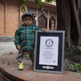 Guinness certifica a un nepalí como el adolescente más bajo del mundo