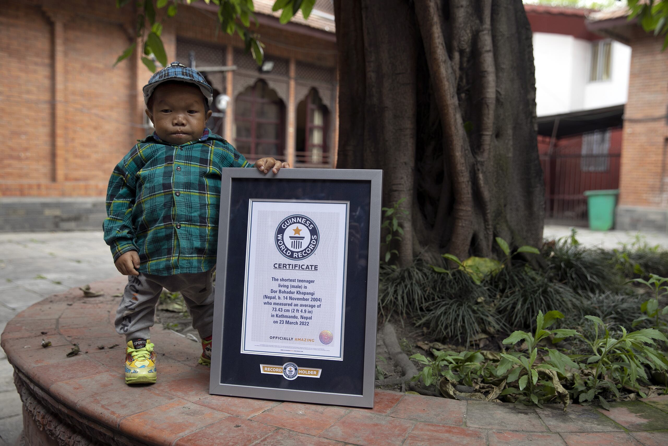 El adolescente de apariencia infantil, es tímido y poco hablador según su hermano, y logró el récord el pasado 23 de marzo, después de que miembros de Guinness World Records le midieran y le pesaran. EFE/EPA/PRABIN RANABHAT