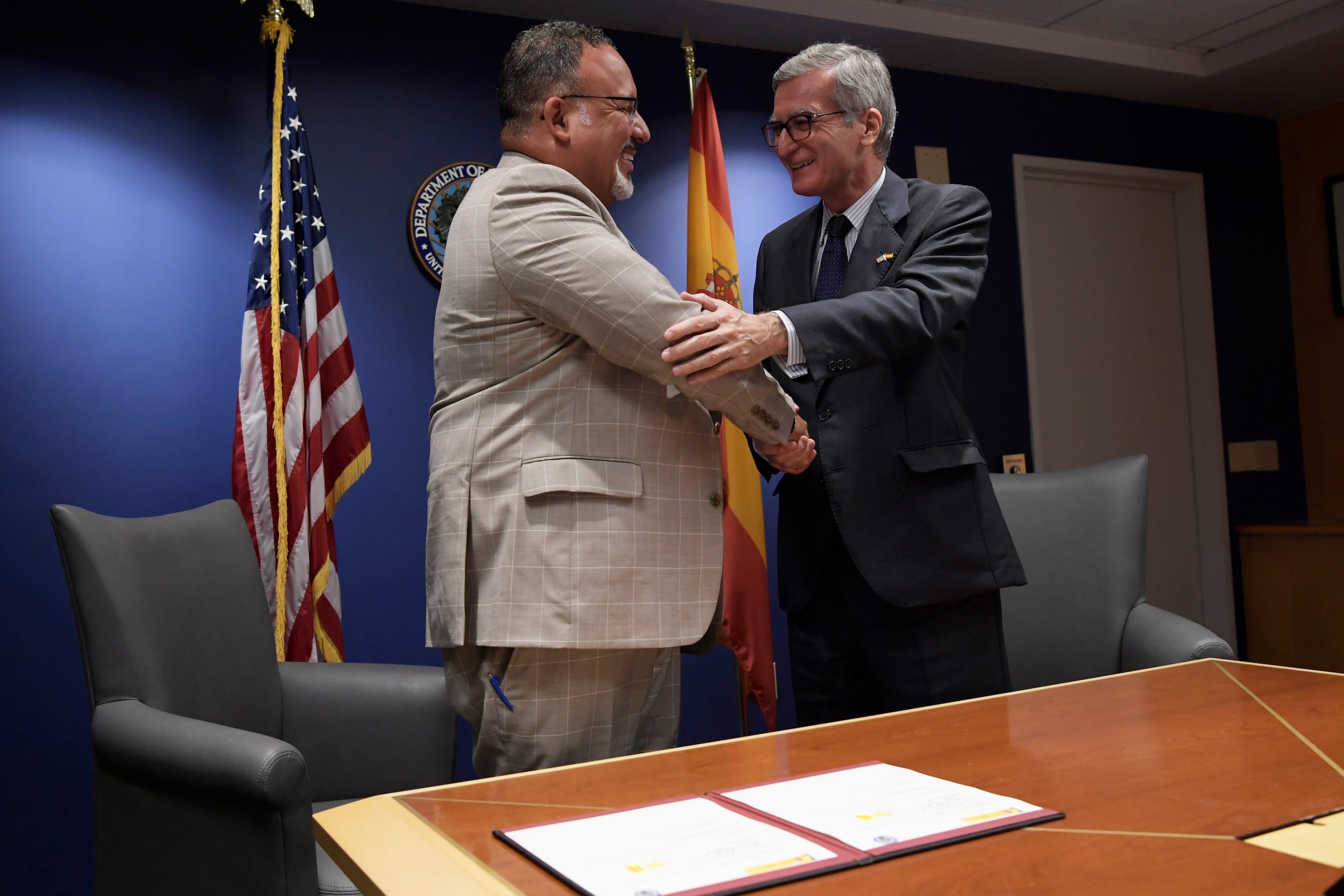 El secretario de Educación de Estados Unidos, Miguel Cardona, saluda al embajador de España en Washington, Santiago Cabanas, después de la firma del nuevo Memorándum de Entendimiento entre ambos departamentos para promover una educación bilingüe hoy miércoles en la sede del Departamento de Educación en Washington. (EFE/Lenin Nolly)