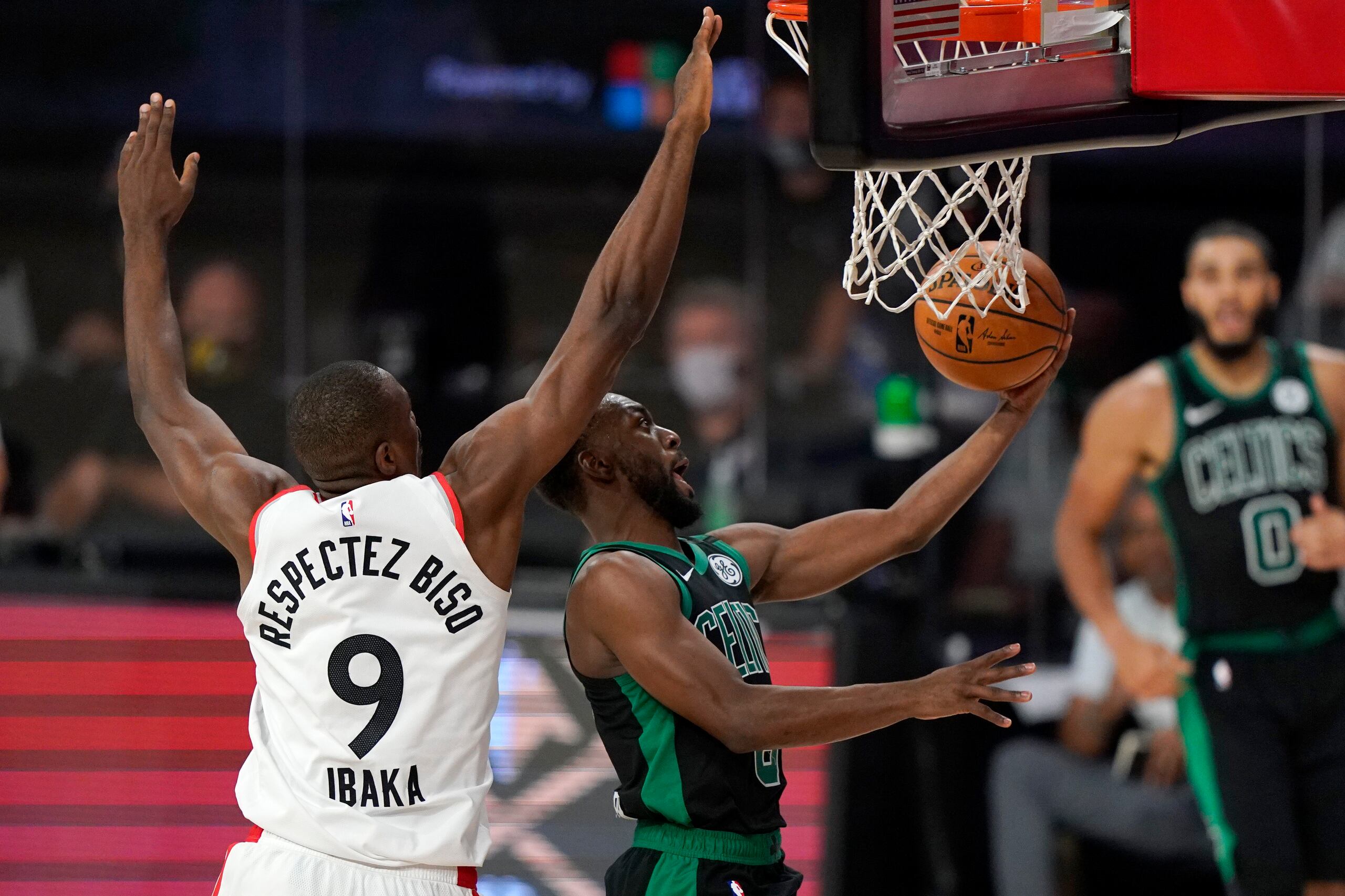 Kemba Walker, de los Celtics de Boston, se levanta para realizar un intento ante Serge Ibaka, de los Raptors de Toronto.