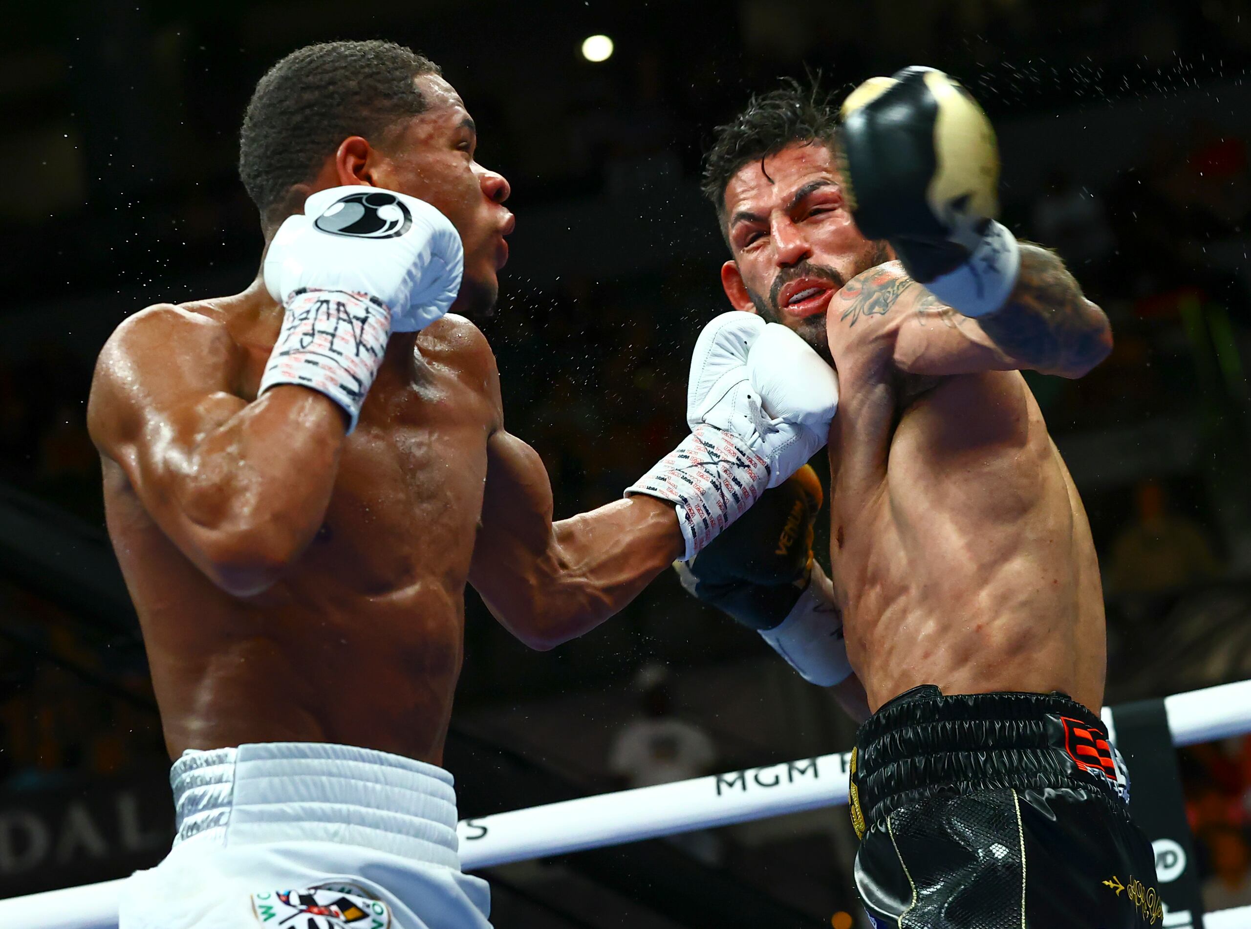 Devin Haney propina un puñetazo al venezolano Jorge Linares durante una pelea por el cetro de los ligeros del CMB.