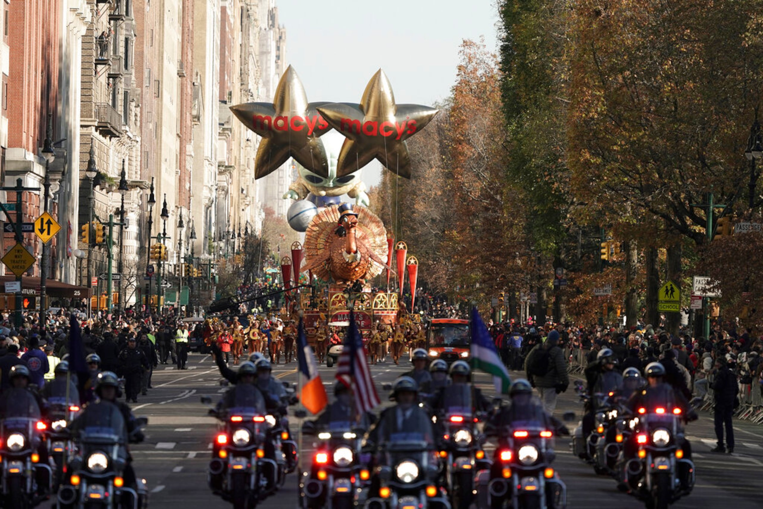 La carroza de Tom Turkey abrió el camino por Central Park West durante el desfile.