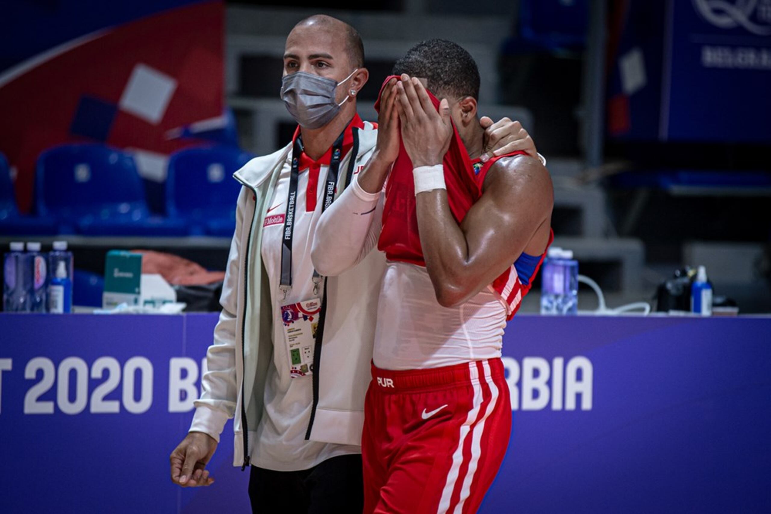 El gerente general de la selección nacional, Carlos Arroyo, aparece en esta foto de archivo consolando al armador Gary Browne durante un momento de frustración en el pasado torneo de Repechaje Olímpico en Serbia.