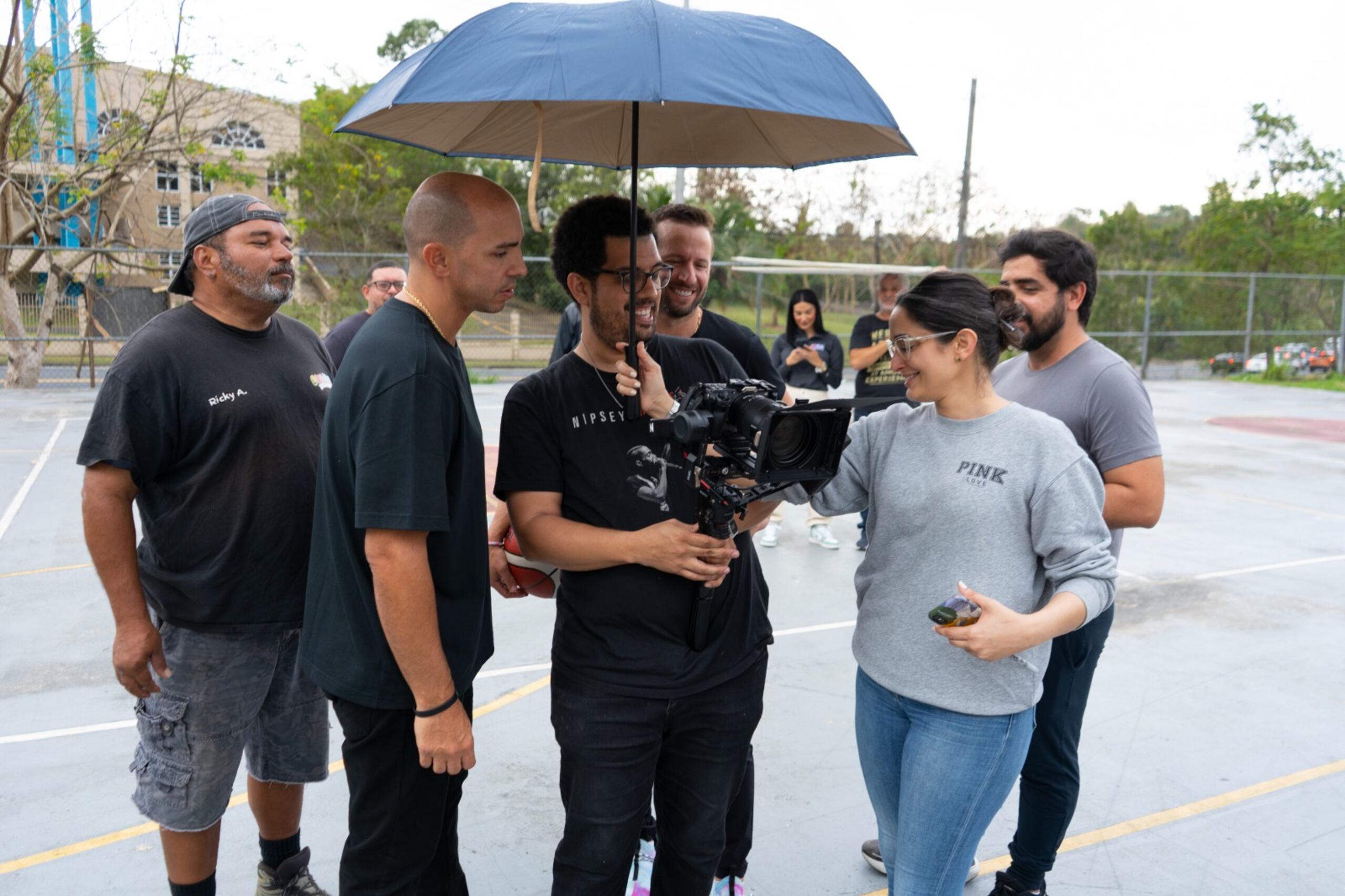 El vídeo representa el debut de Carlos Arroyo (izquierda) como director y productor.